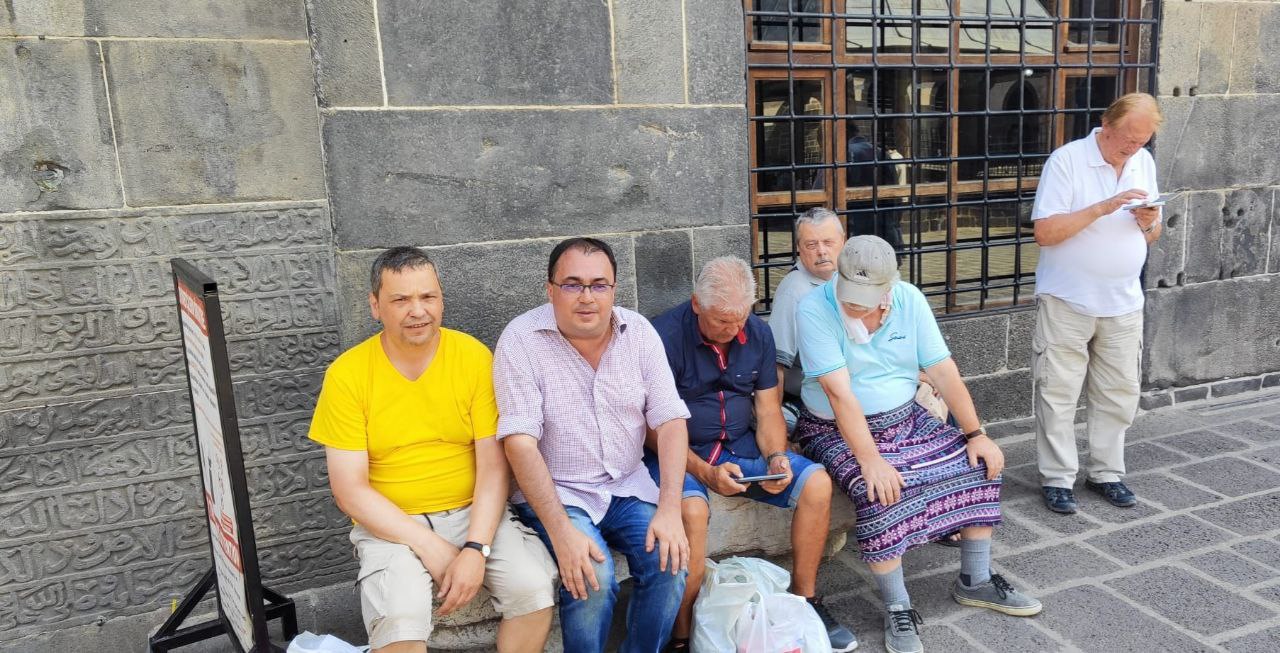 DIYARBAKIR-ULU-CAMII'NDE-ERKEK-TURISTLER_357448_98560