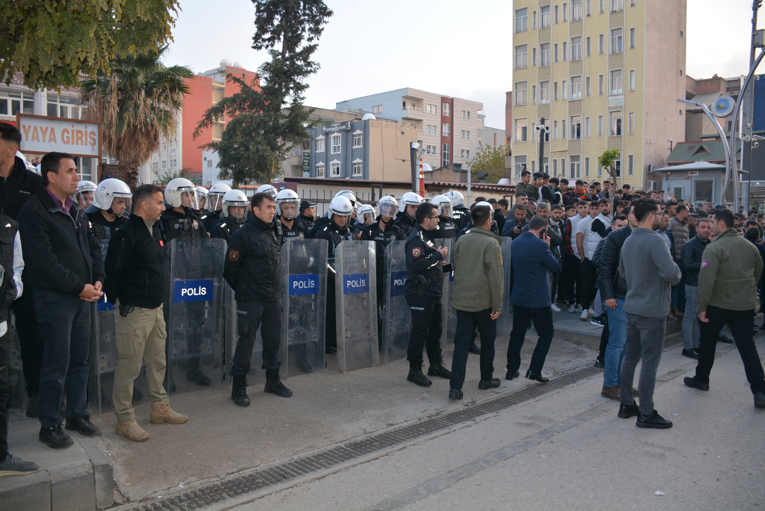 kuran-i-kerimi-yirtarak-kufretti-lincten-polis-kurtardi_2520_dhaphoto9