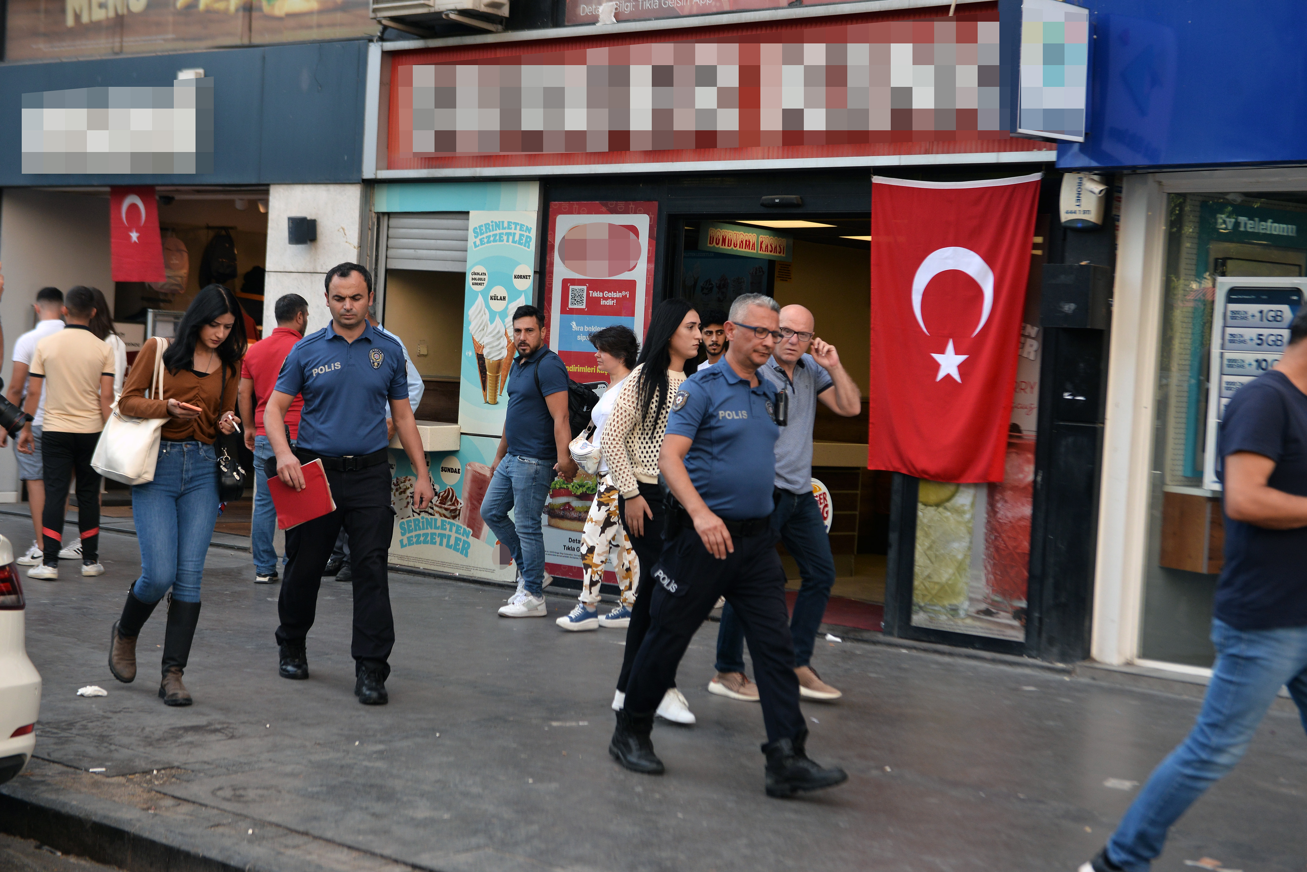 restoranda-yemeginizde-bebek-kani-var-diyen-suphelinin-calisanlara-saldirdigi-anlar-kamerada_8033_dhaphoto6