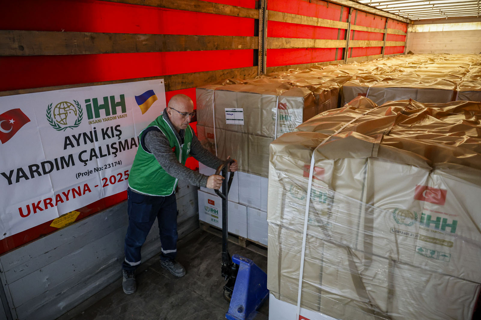 İHH savaş mağduru Ukraynalılara 4 tır yardım gönderiyor (8)