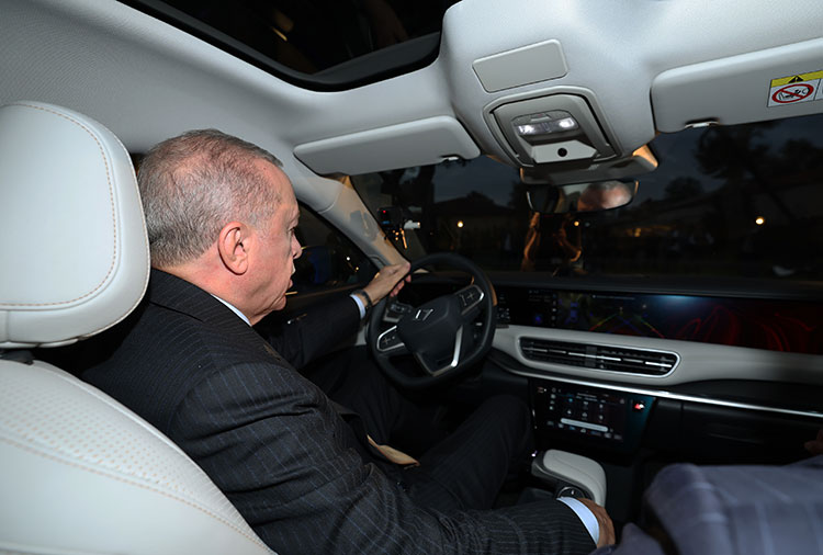 TOGG’un İlk Teslimatında Cumhurbaşkanı Erdoğan’a Özel Test Sürüşü ve Yetkili Açıklamaları