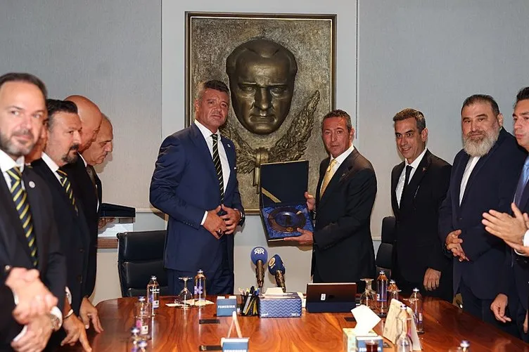 0x0-fenerbahce-baskani-sadettin-sarandan-iddiali-sozler-sampiyon-olamazsak-bir-daha-dikkat-ceken-dursun-ozbek-deta-1759006272722