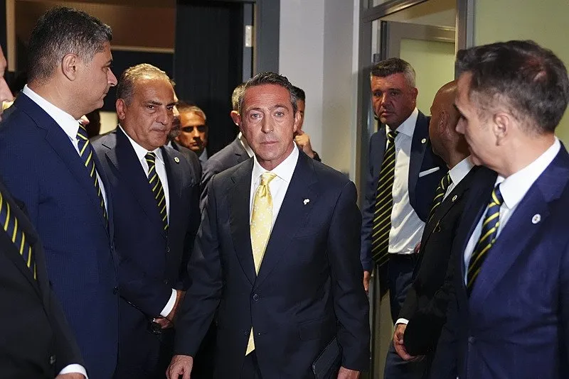 0x0-fenerbahce-baskani-sadettin-sarandan-iddiali-sozler-sampiyon-olamazsak-bir-daha-dikkat-ceken-dursun-ozbek-deta-1759006278222