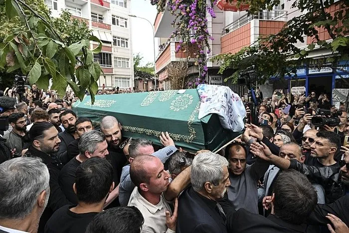 0x0-gullu-olduruldu-mu-patronundan-bomba-iddia-bir-bir-cinayet-dikkat-ceken-platin-detayi-1759144571541