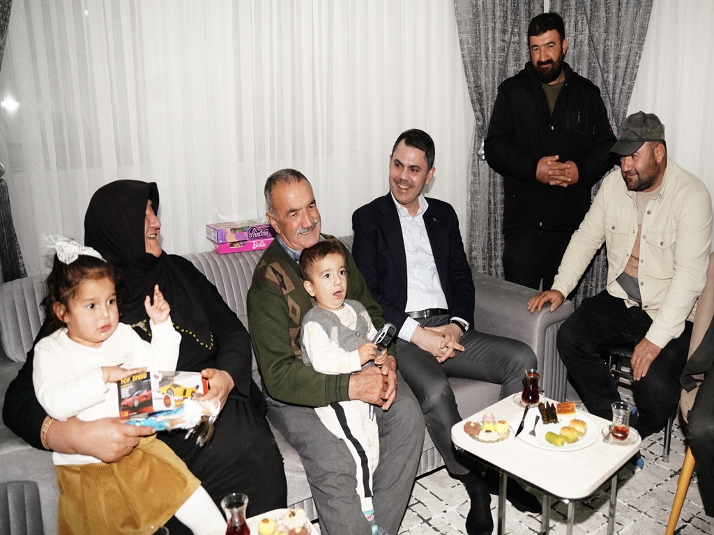 Kahramanmaraş deprem sonrası yeni köy eviyle güvenli yuvasına kavuşan aileye Bakan Kurum'dan ziyaret ve duygulu anlar