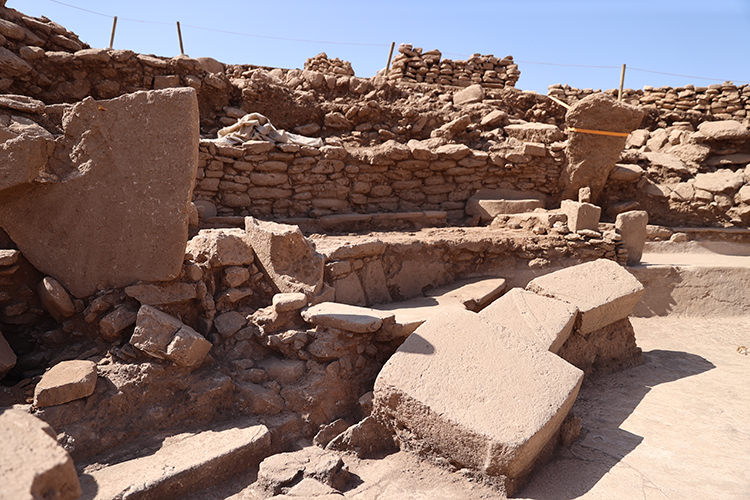 Karahantepe Kazılarında İnsan Heykelleri ve Amfi Tiyatro Özellikleri: Taşınan Ritüellerin İzinde