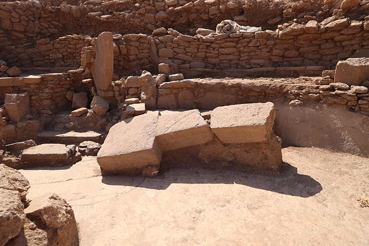 Karahantepe Kazılarında İnsan Heykelleri ve Amfi Tiyatro Özellikleri: Taşınan Ritüellerin İzinde