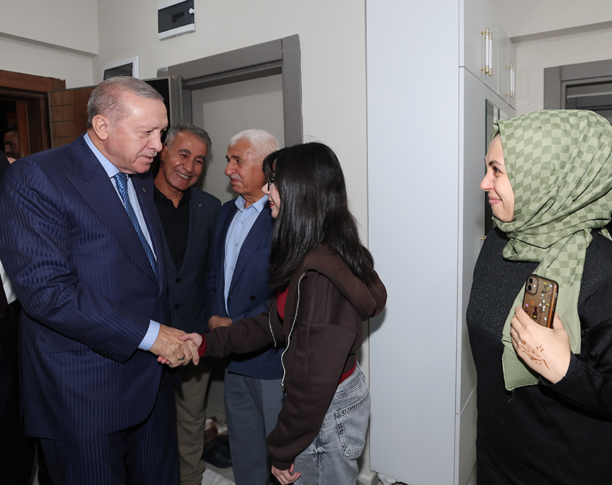 Erdoğan'ın Zey köyünde Afet Konutu Ziyareti ve Aileyle Sohbet