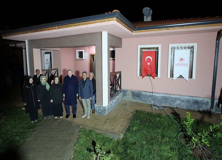 Erdoğan'ın Zey köyünde Afet Konutu Ziyareti ve Aileyle Sohbet