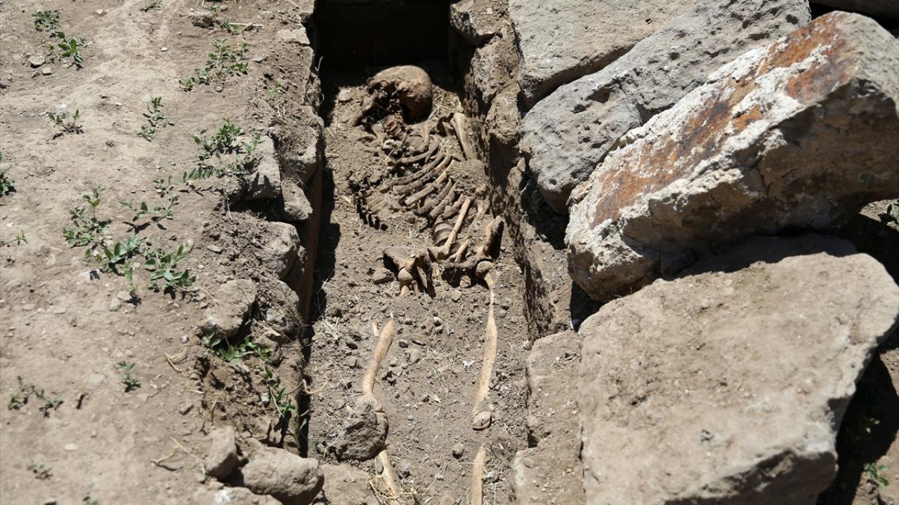 Ahlat Kalesi'nde Tarihi Kazılar ve Eşsiz Bulgular