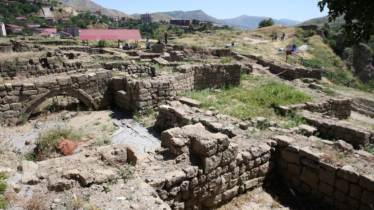 Kültür ve Turizm Bakanlığı’nın Onayıyla Ahlat Kalesi’nde Başlayan Derinlemesine Kazı Çalışmaları