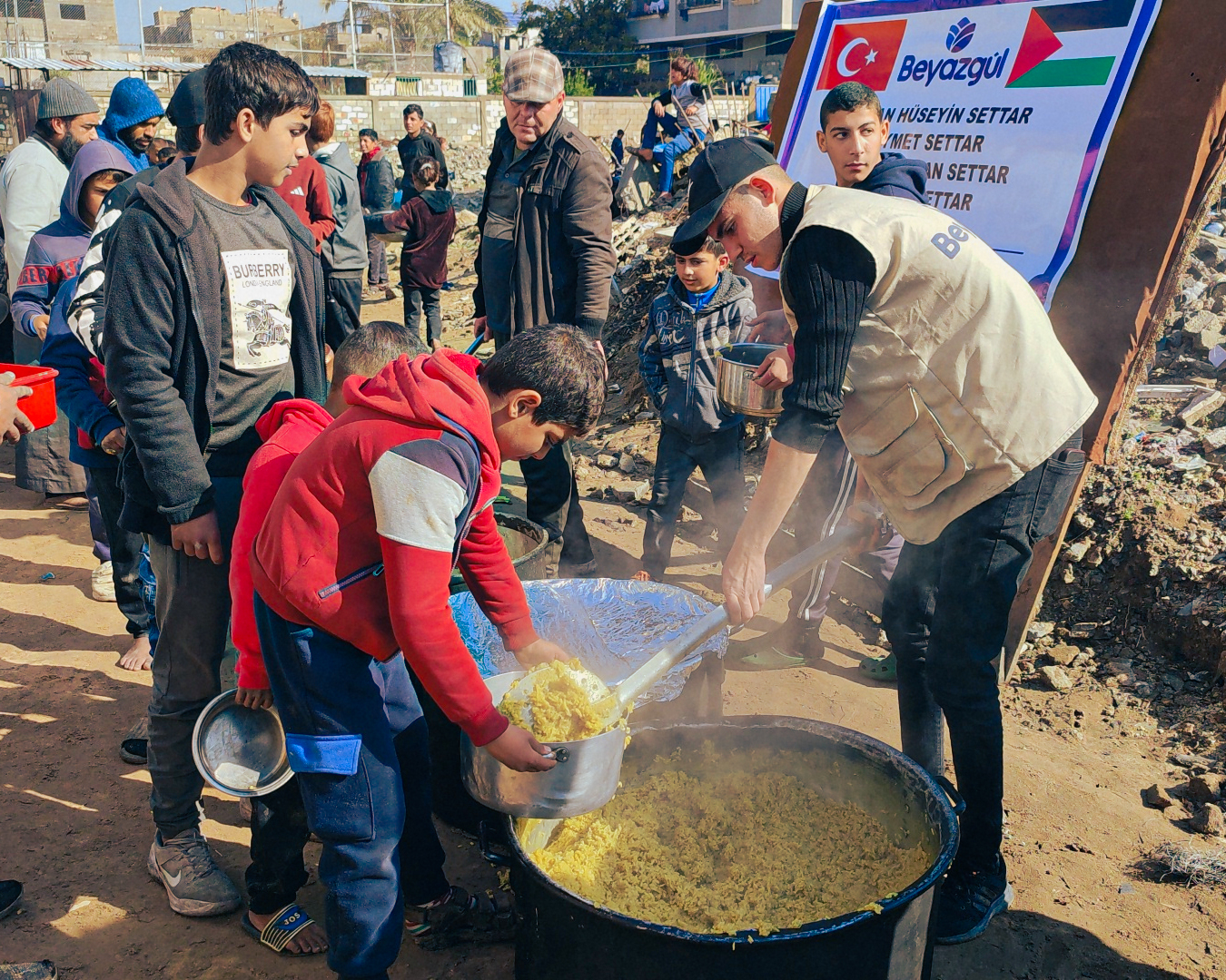 Gazze'de Beyazgül ile İnsanlık Zinciri: Yardımların Kesintisiz İzi