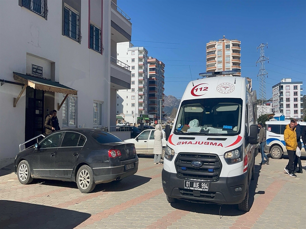 Feke'de Şüpheli Olay: Polis Memurunun Balkondan Ateş Açması