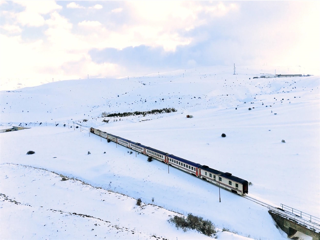 Turistik Doğu Ekspresi'nin Büyüleyici Geçişi Erzurum'da Kaydedildi