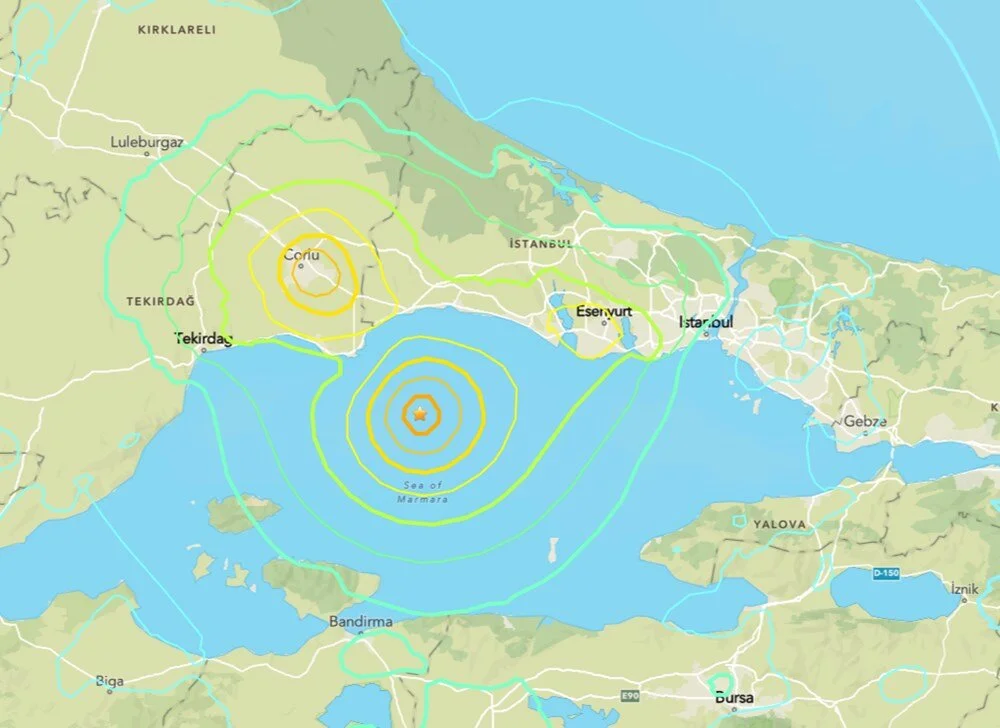 İstanbul'da 23 Nisan Öğle Saatlerinde Şiddetli Sarsıntılar Yaşandı