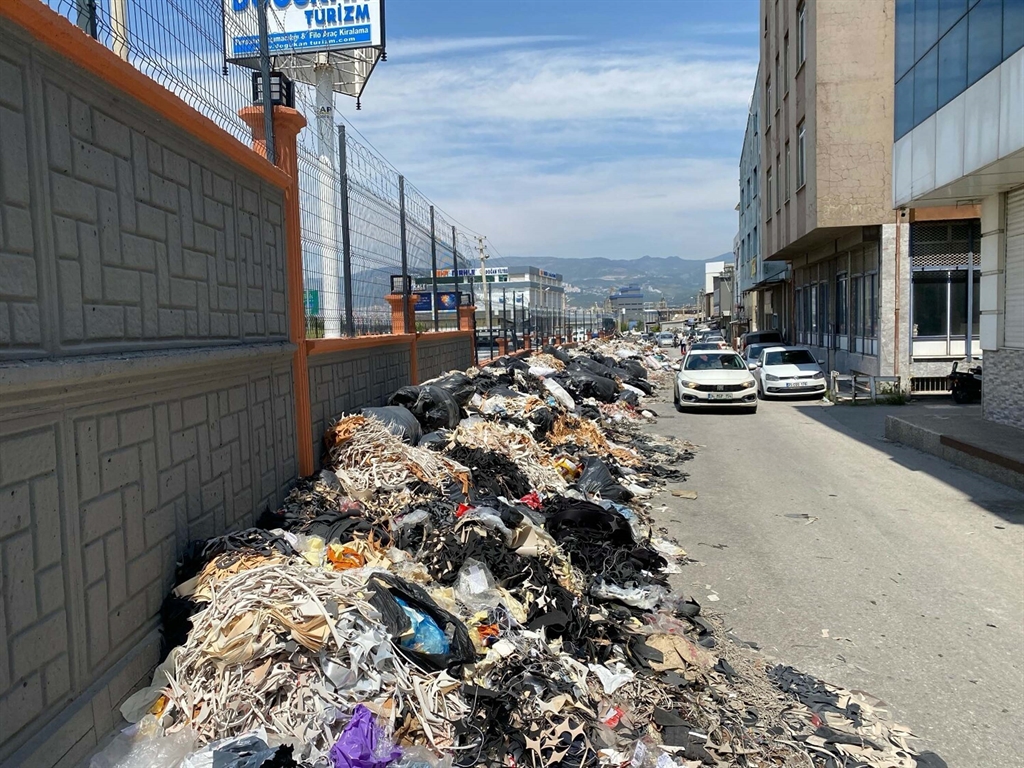 Bornova İlçesindeki Ayakkabıcılar Sitesi’nde Çöp Birikintileri ve Tehlike