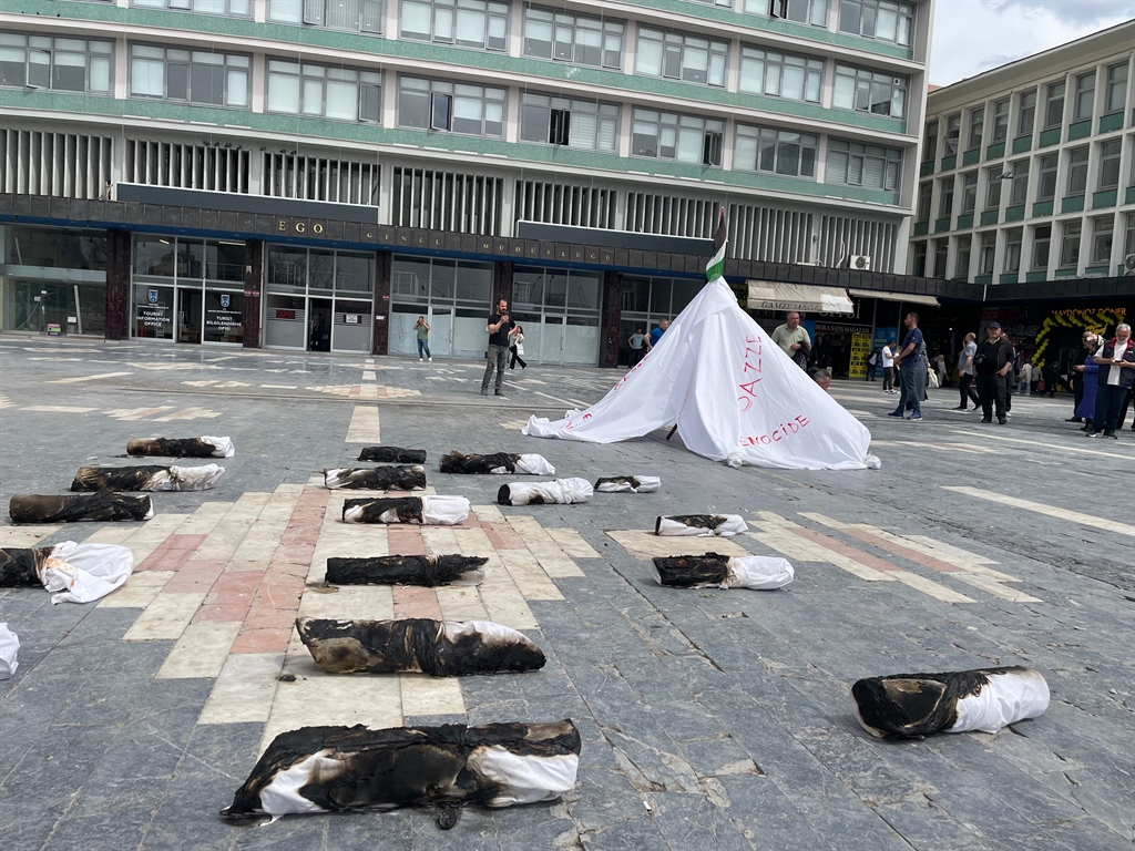Sanat Eserleriyle Birlikte Savaşın ve İnsanlık Dramının Temsilî Anlatımı
