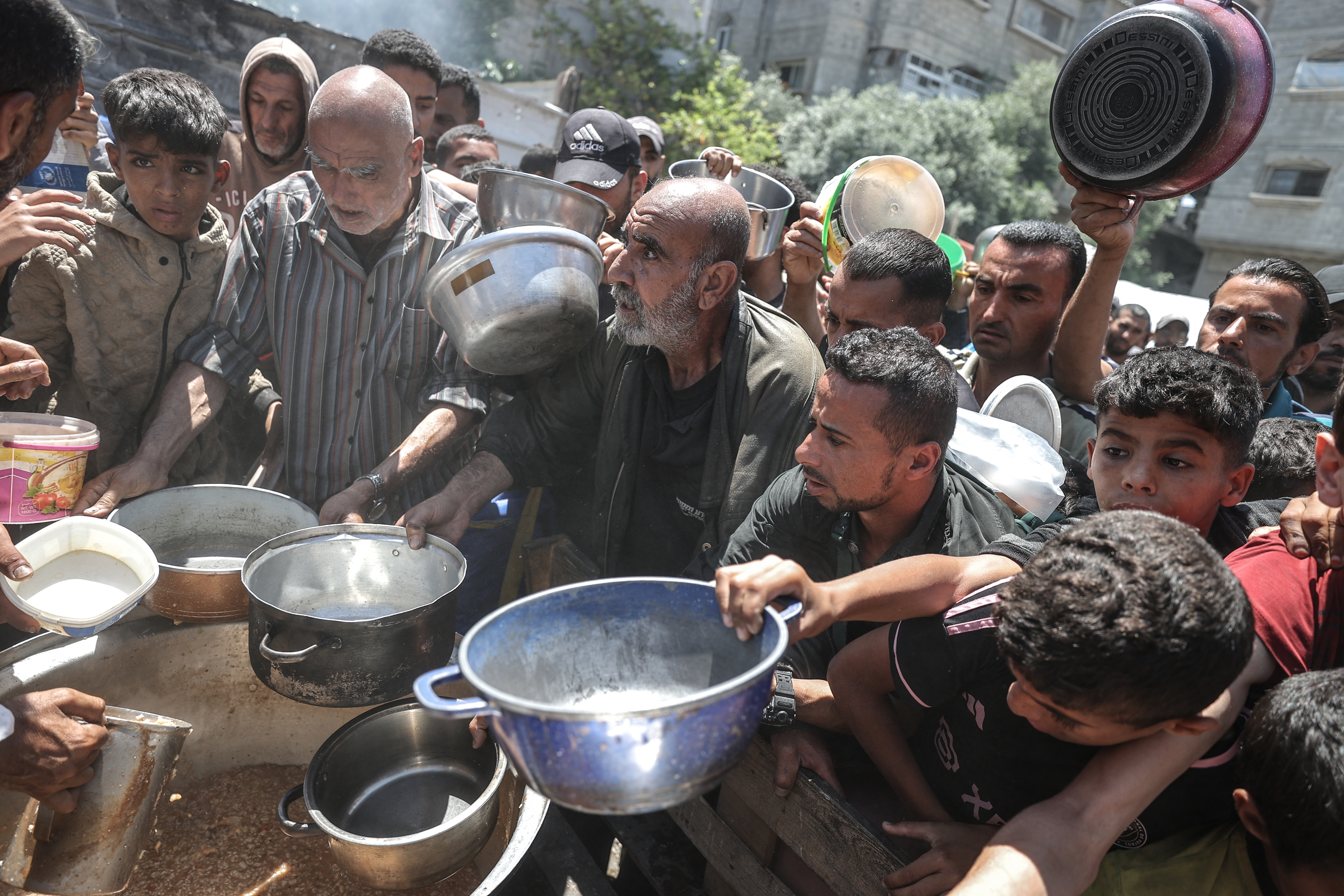 AA-20250507-37873384-37873361-ISRAIL_SALDIRISI_VE_AMBARGOSU_ALTINDAKI_GAZZEDEKI_FILISTINLILERE_YEMEK_DAGITILDI