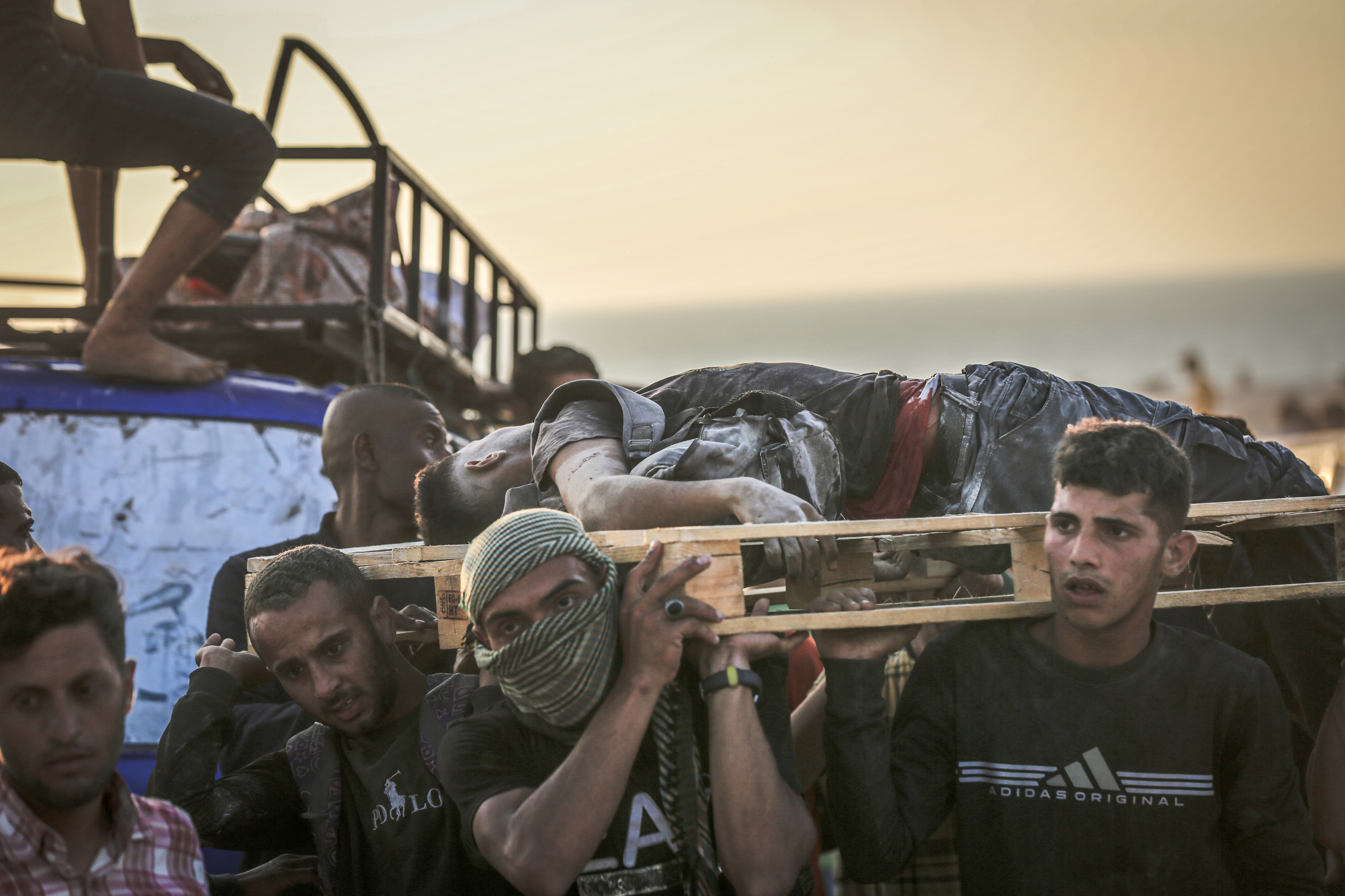 AA-20250617-38308852-38308848-GAZZEDE_ACLIK_CEKEN_BINLERCE_FILISTINLI_YARDIM_DAGITIM_MERKEZINE_AKIN_ETTI