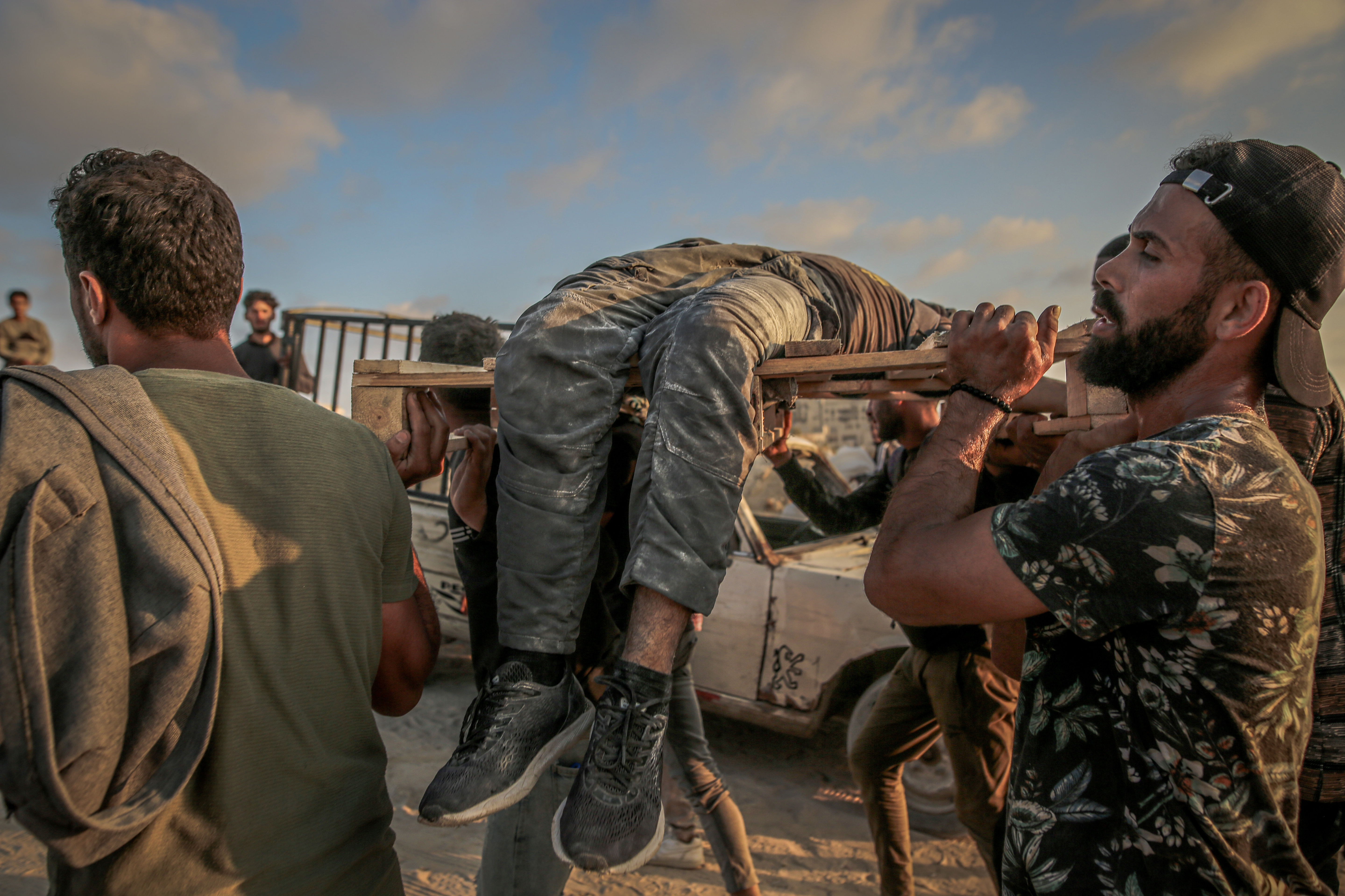 AA-20250617-38308852-38308851-GAZZEDE_ACLIK_CEKEN_BINLERCE_FILISTINLI_YARDIM_DAGITIM_MERKEZINE_AKIN_ETTI