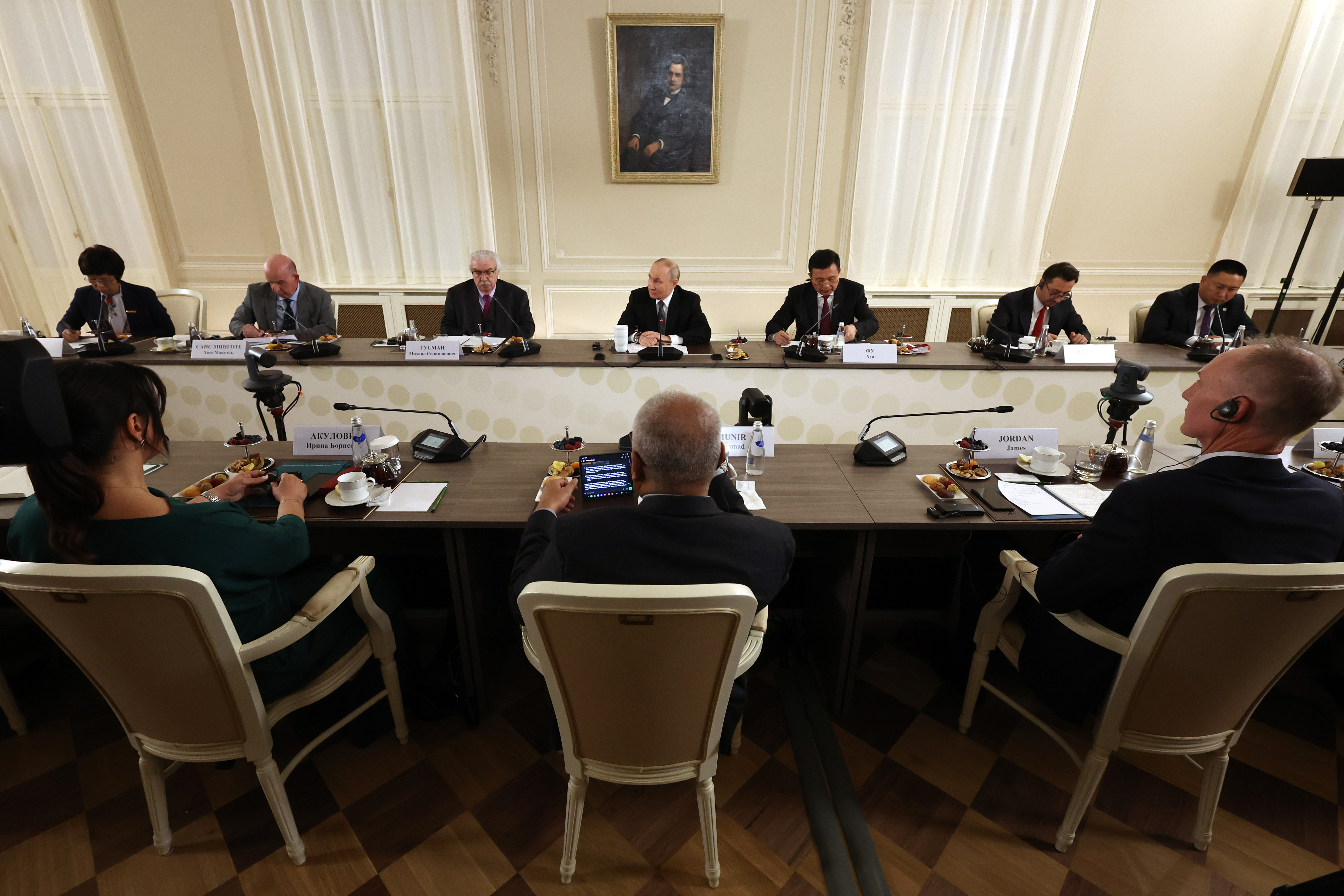 AA-20250619-38320465-38320462-RUSYA_DEVLET_BASKANI_PUTIN_ULUSLARARASI_HABER_AJANSI_YONETICILERININ_SORULARINI_YANITLADI