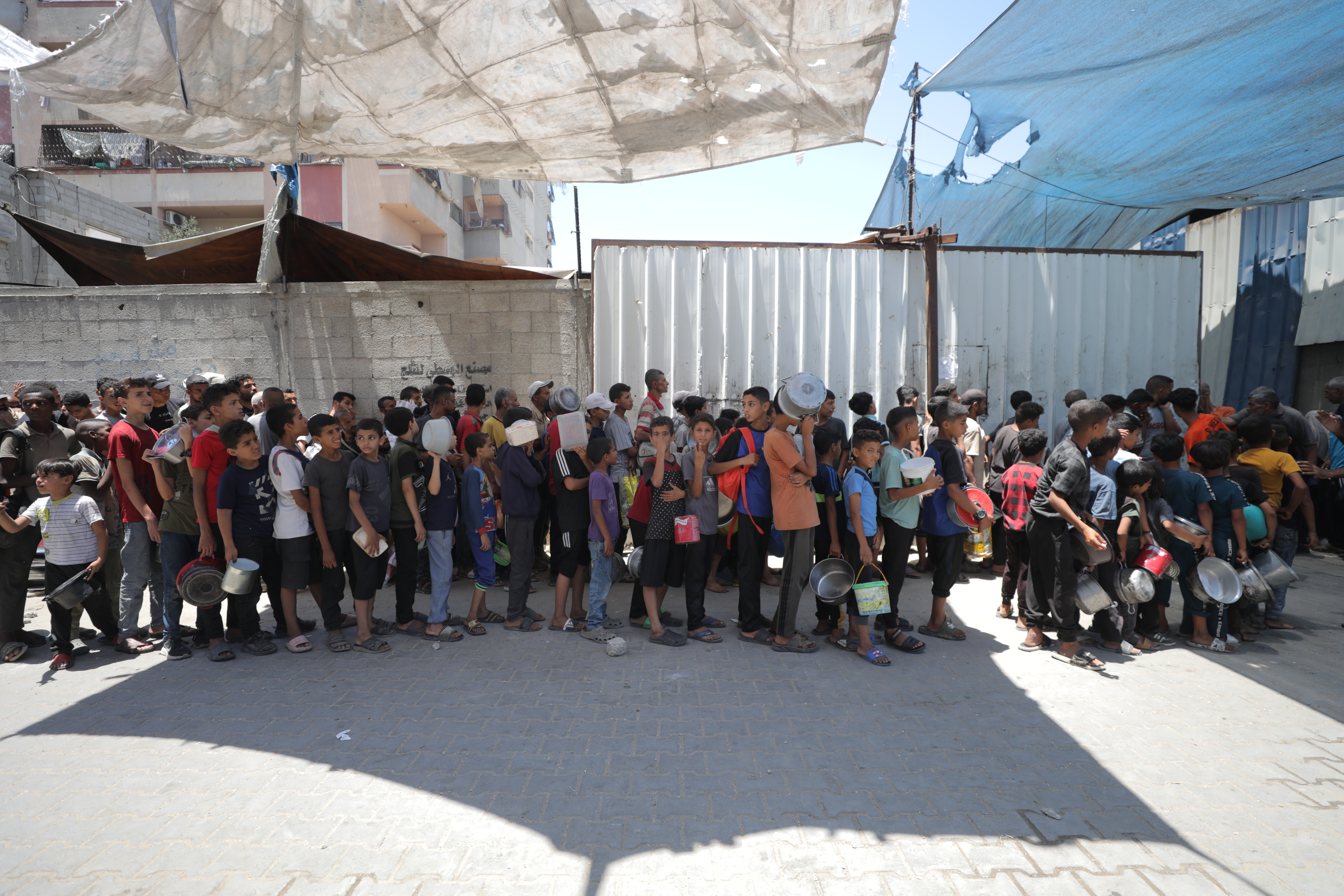 AA-20250626-38397377-38397346-ISRAIL_SALDIRISI_VE_AMBARGOSU_ALTINDAKI_GAZZEDEKI_FILISTINLILERE_YEMEK_DAGITILDI