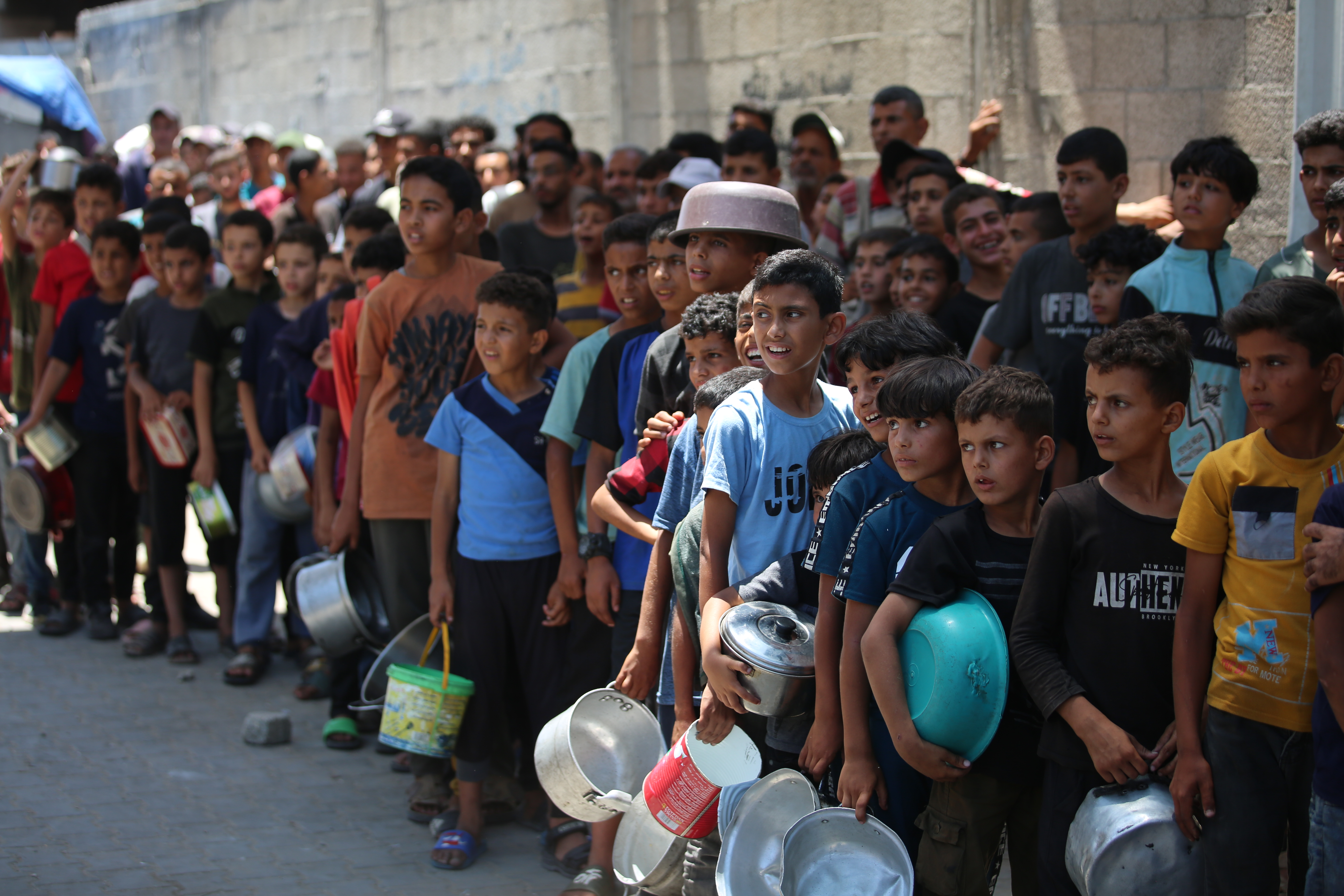 AA-20250626-38397377-38397368-ISRAIL_SALDIRISI_VE_AMBARGOSU_ALTINDAKI_GAZZEDEKI_FILISTINLILERE_YEMEK_DAGITILDI