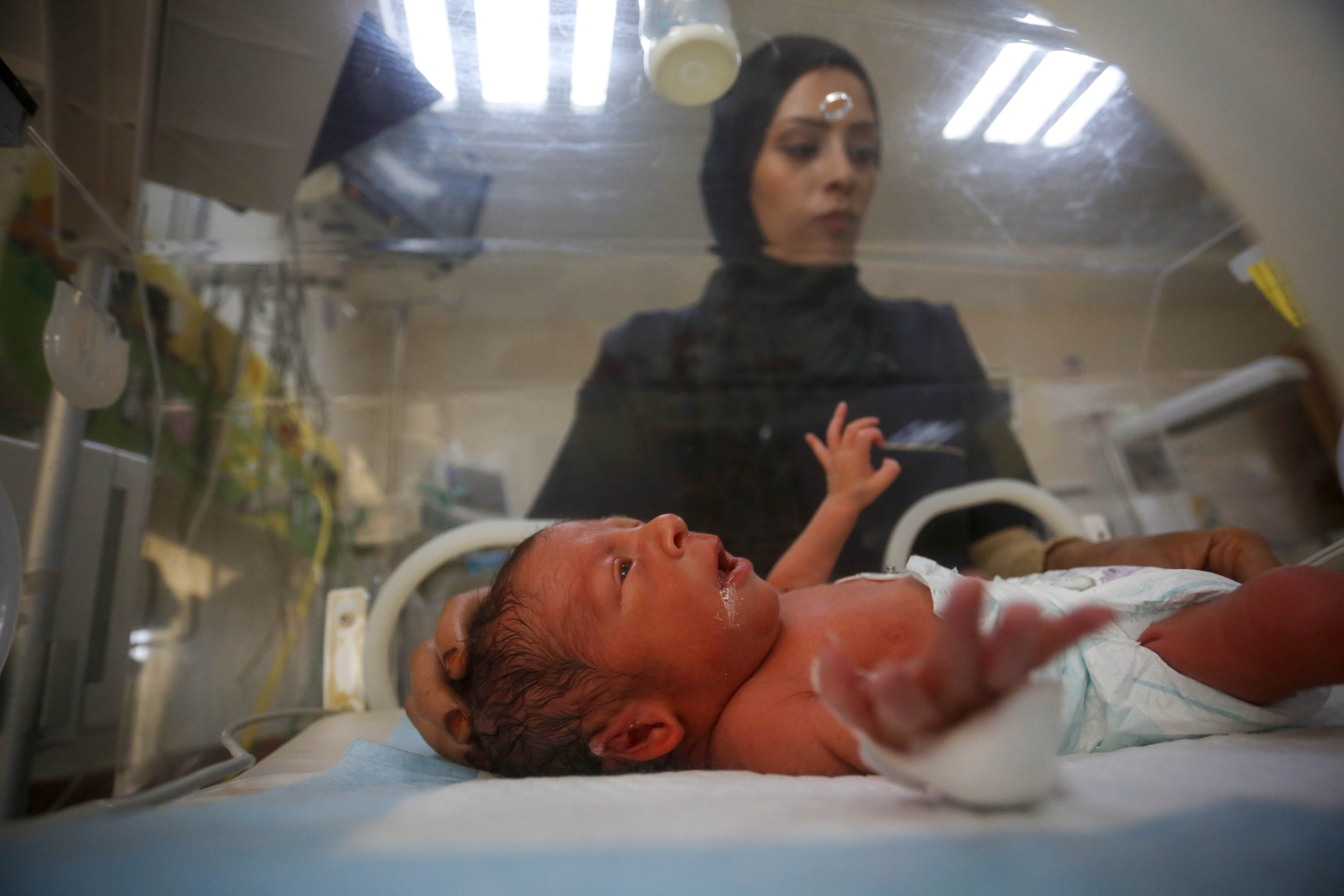 AA-20250703-38460213-38460208-GAZZEDEKI_MAMA_VE_ILAC_EKSIKLIGI_BEBEKLERIN_HAYATINI_TEHDIT_EDIYOR