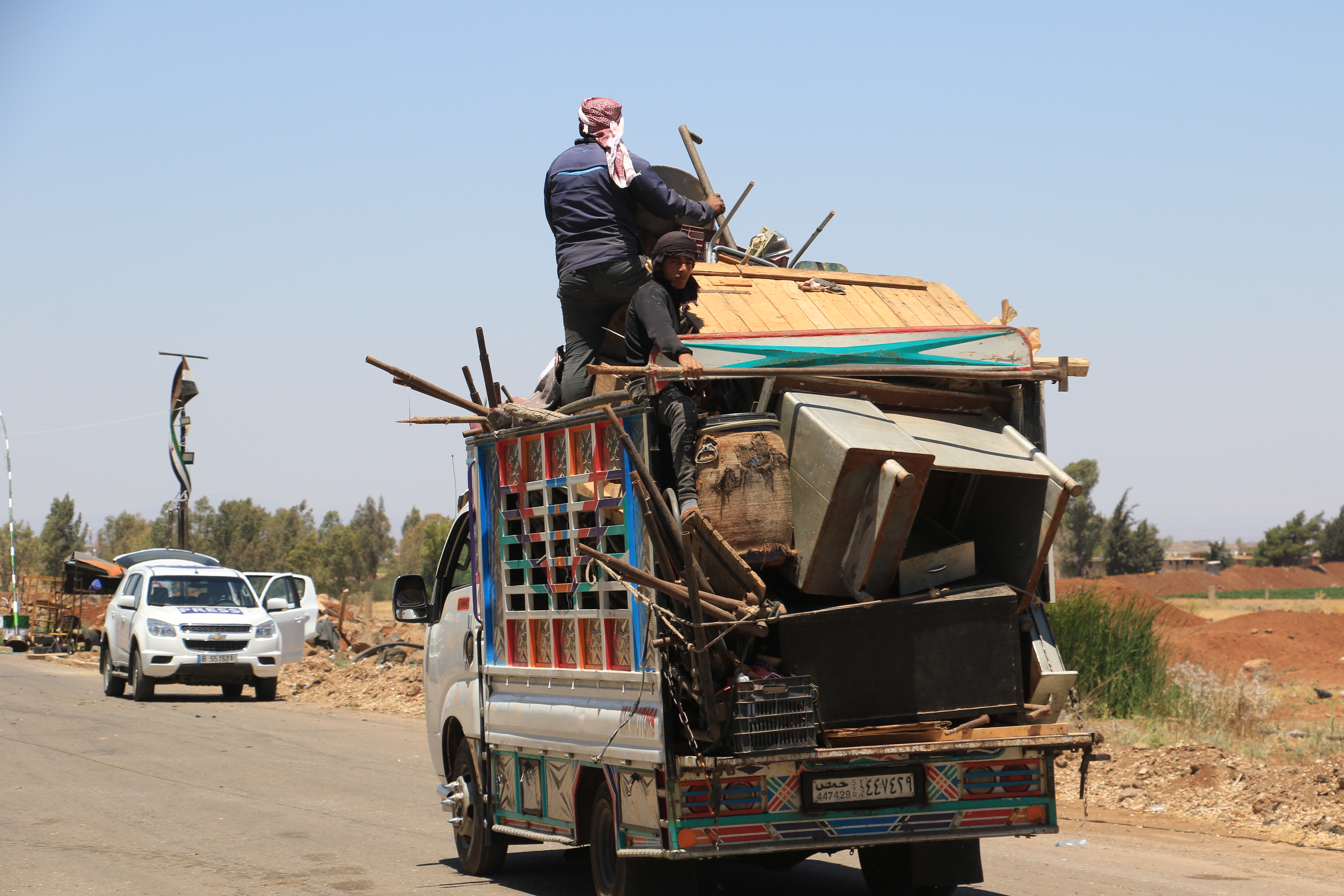 AA-20250717-38588044-38588041-SURIYEDE_ATESKES_SAGLANAN_SUVEYDADA_BEDEVI_ARAPLAR_ZORLA_YERLERINDEN_CIKARTILIYOR