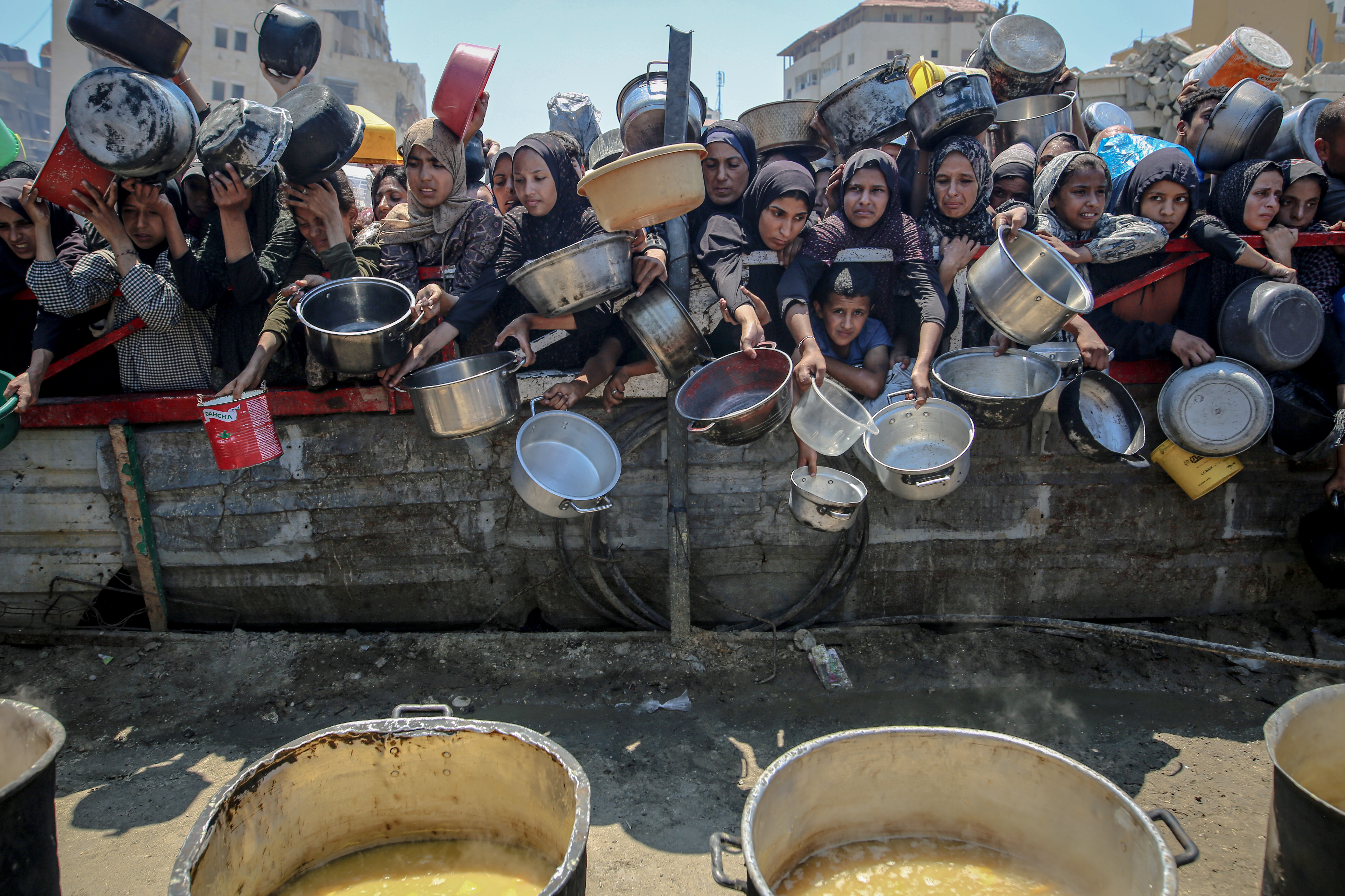 AA-20250725-38661954-38661939-GAZZEDE_ACLIKLA_MUCADELE_FILISTINLILER_YEMEK_ALABILMEK_ICIN_SICAK_HAVAYA_RAGMEN_KUYRUKTA_BEKLIYOR