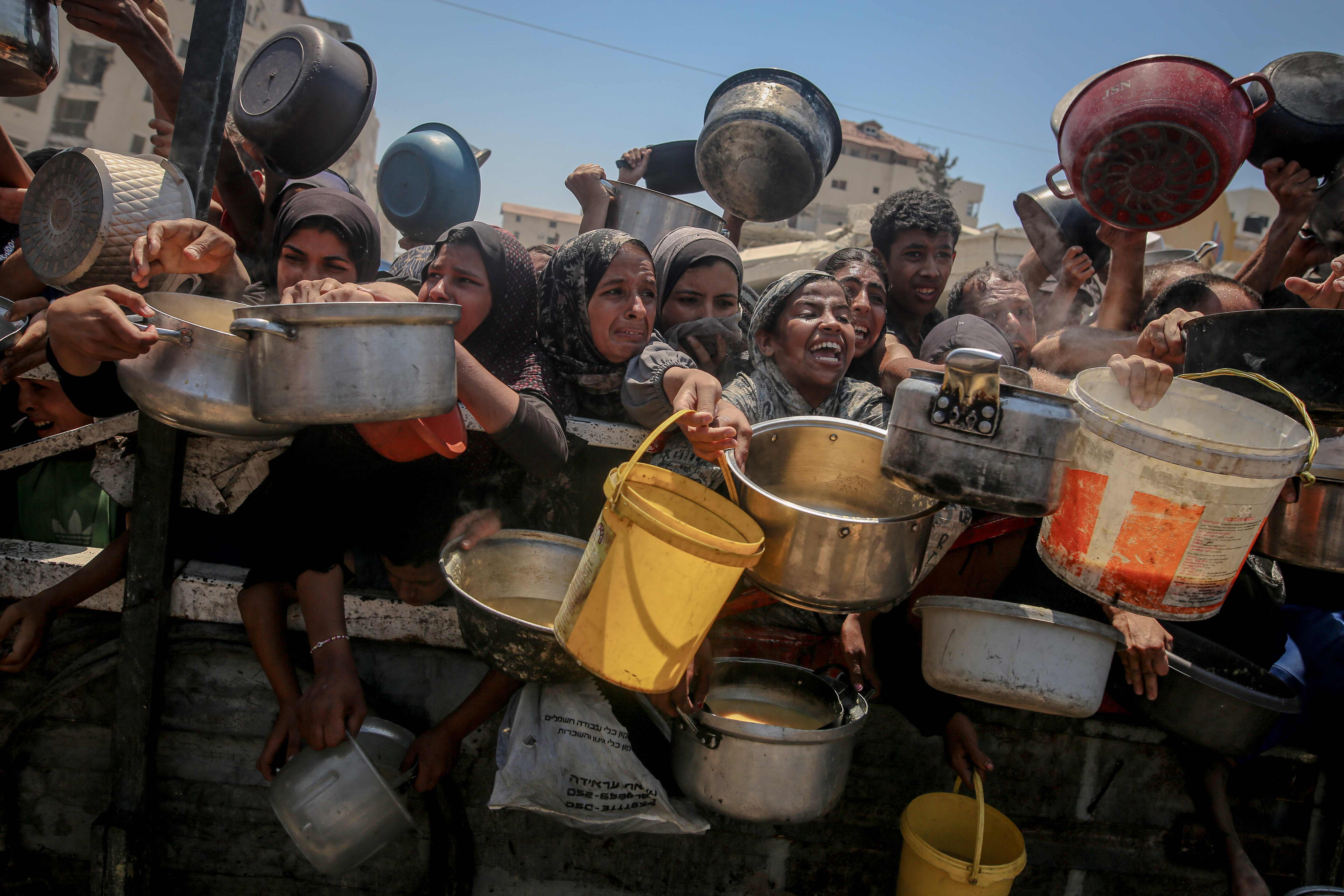 AA-20250725-38661954-38661940-GAZZEDE_ACLIKLA_MUCADELE_FILISTINLILER_YEMEK_ALABILMEK_ICIN_SICAK_HAVAYA_RAGMEN_KUYRUKTA_BEKLIYOR