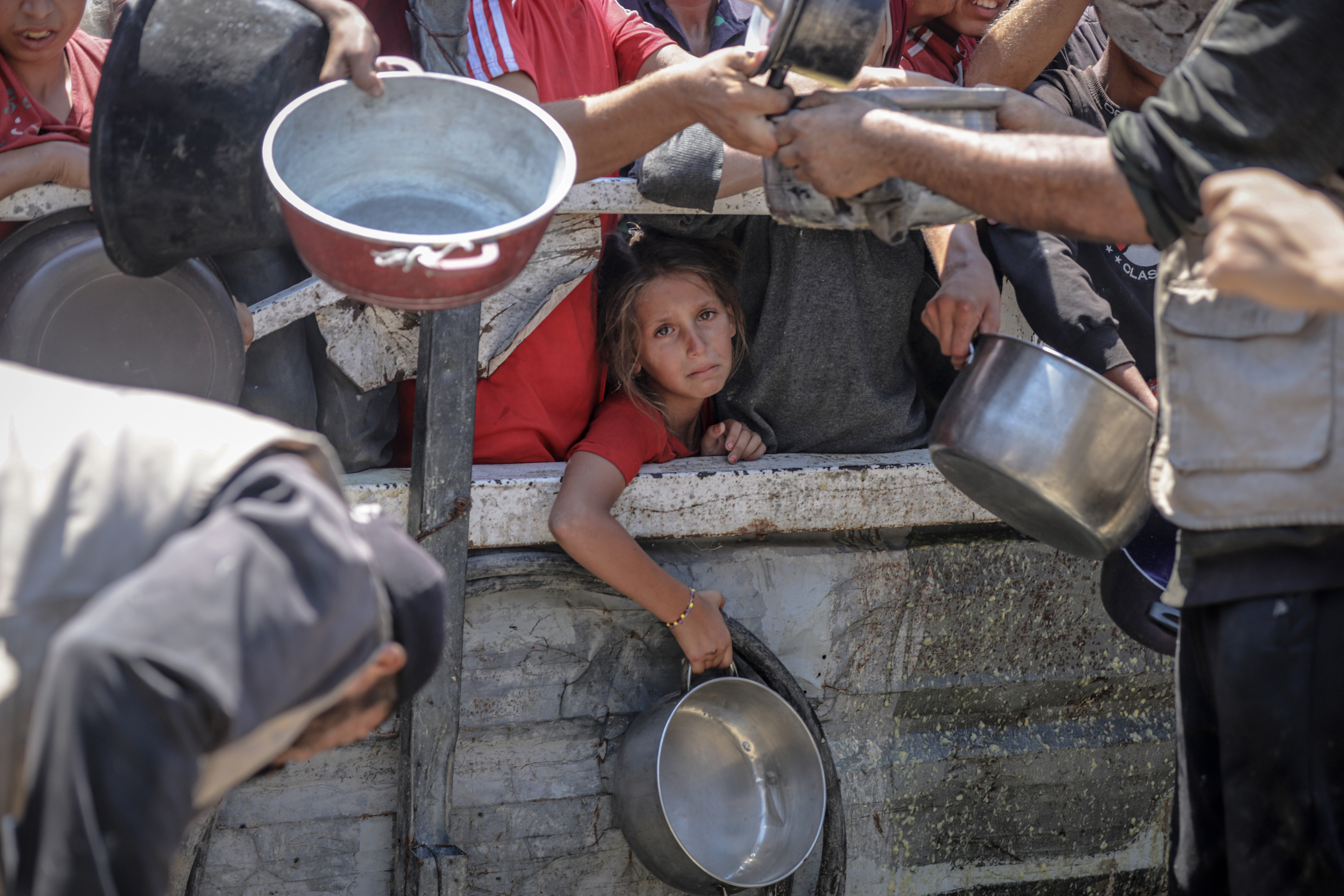 AA-20250725-38661954-38661949-GAZZEDE_ACLIKLA_MUCADELE_FILISTINLILER_YEMEK_ALABILMEK_ICIN_SICAK_HAVAYA_RAGMEN_KUYRUKTA_BEKLIYOR