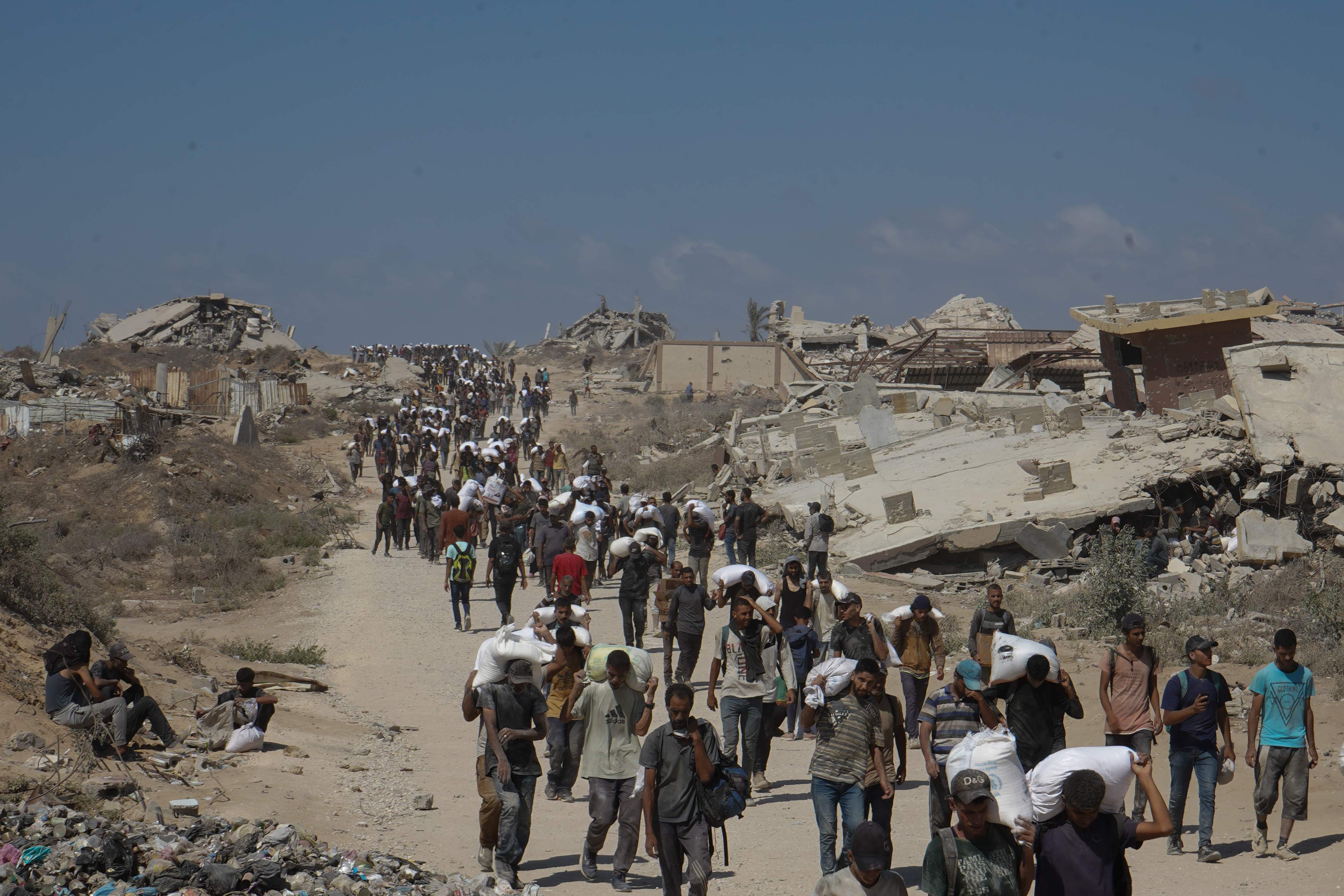 AA-20250801-38724944-38724924-ISRAILIN_ACLIGA_MAHKUM_ETTIGI_GAZZELILER_KISITLI_MIKTARDAKI_UNA_ULASMAK_UZERE_ZIKIMDEKI_YARDIM_DAGITIM_NOKTASINA_GITTI