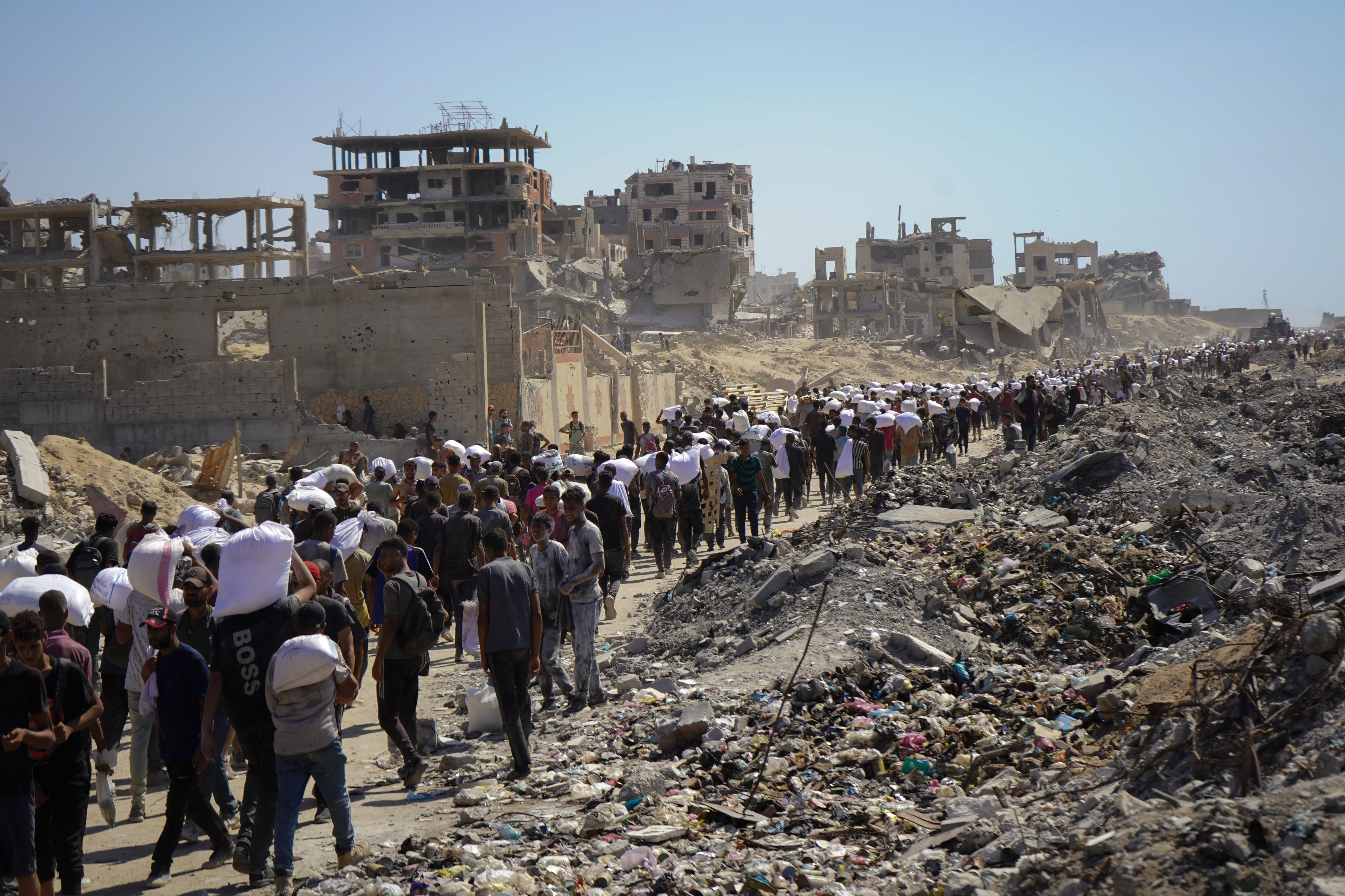 AA-20250801-38724944-38724926-ISRAILIN_ACLIGA_MAHKUM_ETTIGI_GAZZELILER_KISITLI_MIKTARDAKI_UNA_ULASMAK_UZERE_ZIKIMDEKI_YARDIM_DAGITIM_NOKTASINA_GITTI