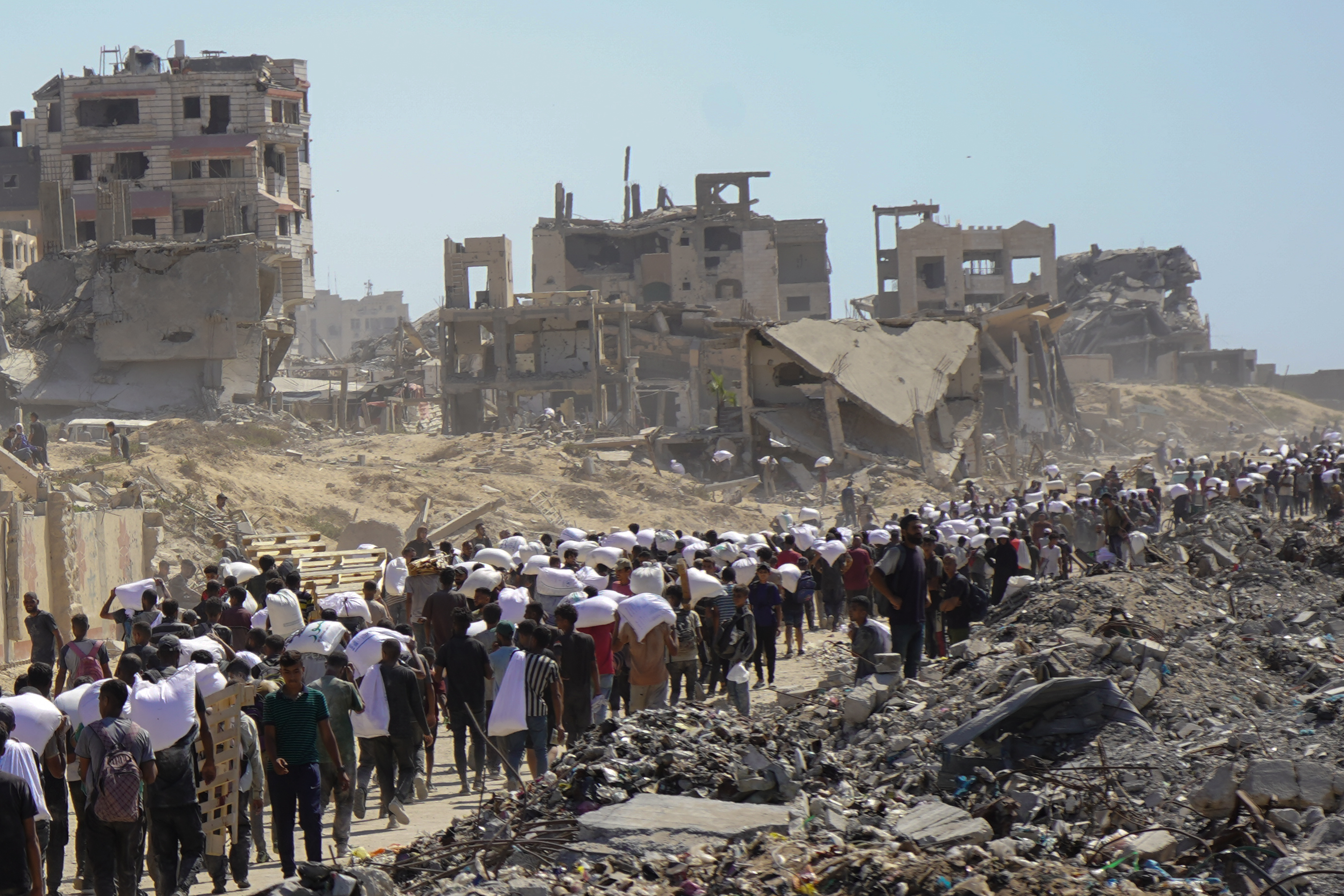 AA-20250801-38724944-38724927-ISRAILIN_ACLIGA_MAHKUM_ETTIGI_GAZZELILER_KISITLI_MIKTARDAKI_UNA_ULASMAK_UZERE_ZIKIMDEKI_YARDIM_DAGITIM_NOKTASINA_GITTI (1)