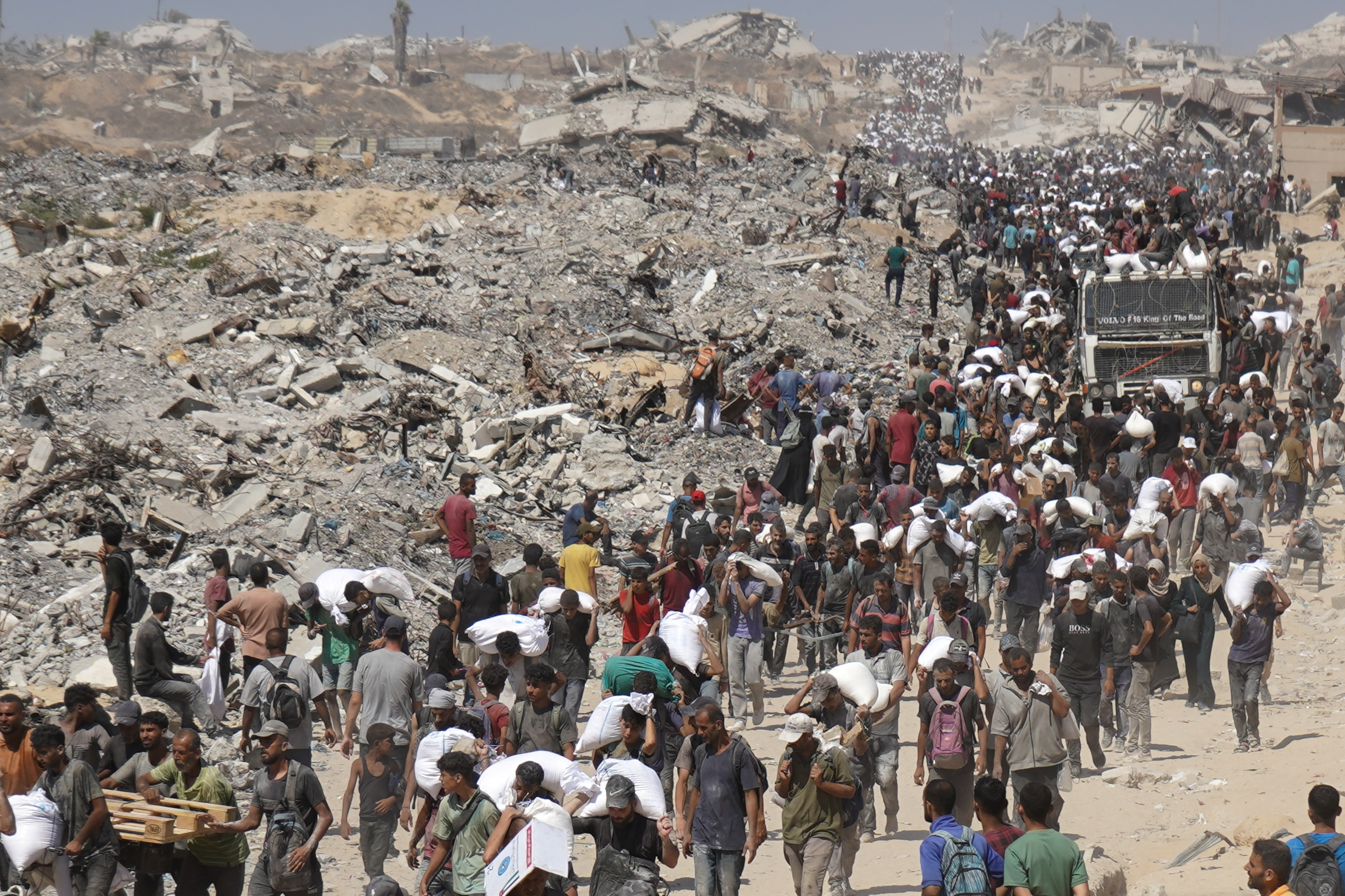 AA-20250801-38724944-38724929-ISRAILIN_ACLIGA_MAHKUM_ETTIGI_GAZZELILER_KISITLI_MIKTARDAKI_UNA_ULASMAK_UZERE_ZIKIMDEKI_YARDIM_DAGITIM_NOKTASINA_GITTI