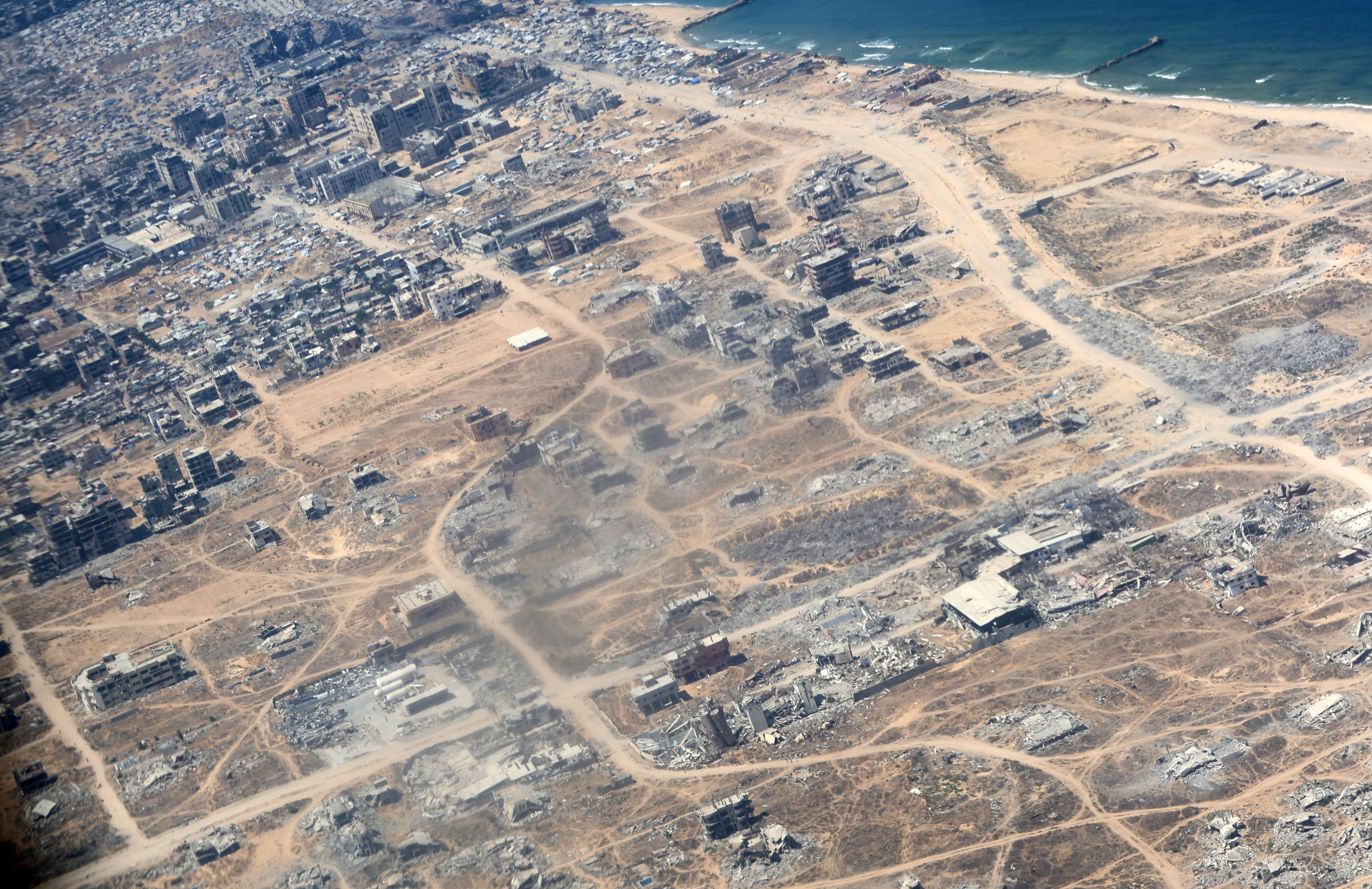 AA-20250806-38760600-38760589-GAZZEYE_HAVADAN_INSANI_YARDIM_MALZEMELERI_INDIRILDI