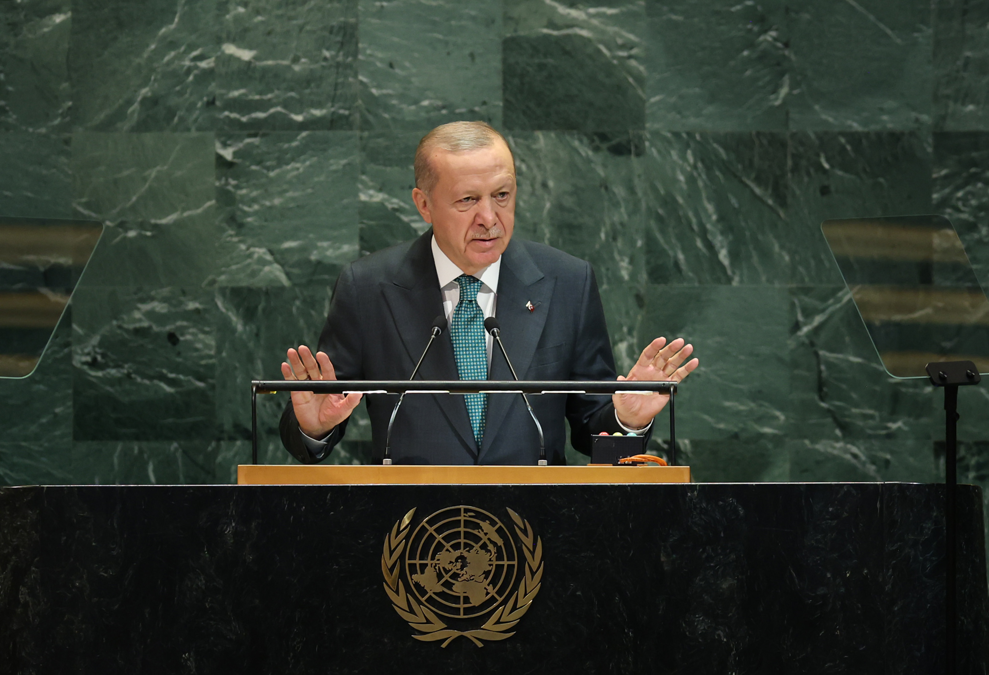 AA-20250923-39206133-39206108-CUMHURBASKANI_ERDOGAN_BIRLESMIS_MILLETLER_80_GENEL_KURULUNA_HITAP_ETTI