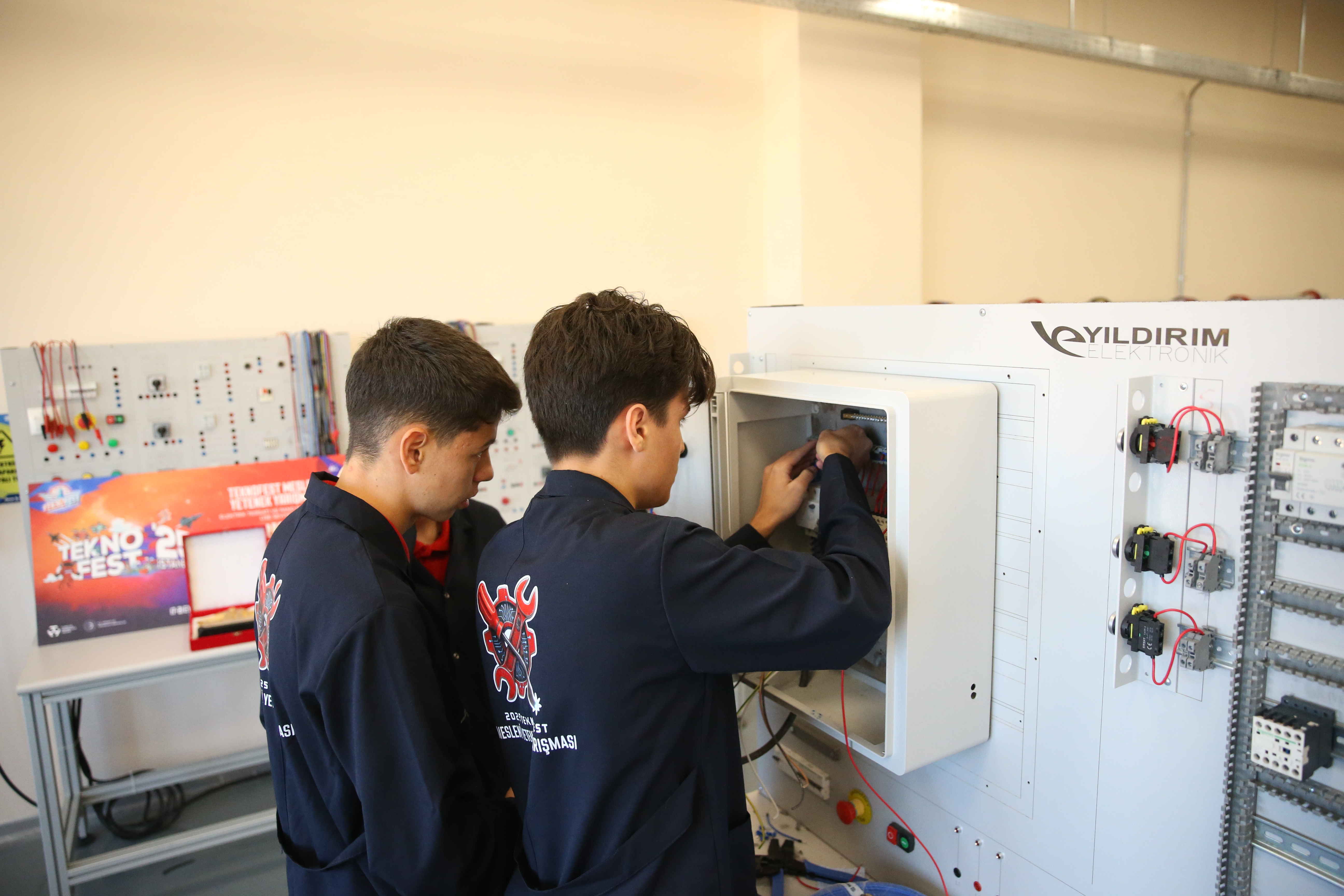 AA-20251006-39324302-39324297-TEKNOFEST_2025_BIRINCISI_MESLEK_LISELILER_YENI_BASARILAR_PESINDE