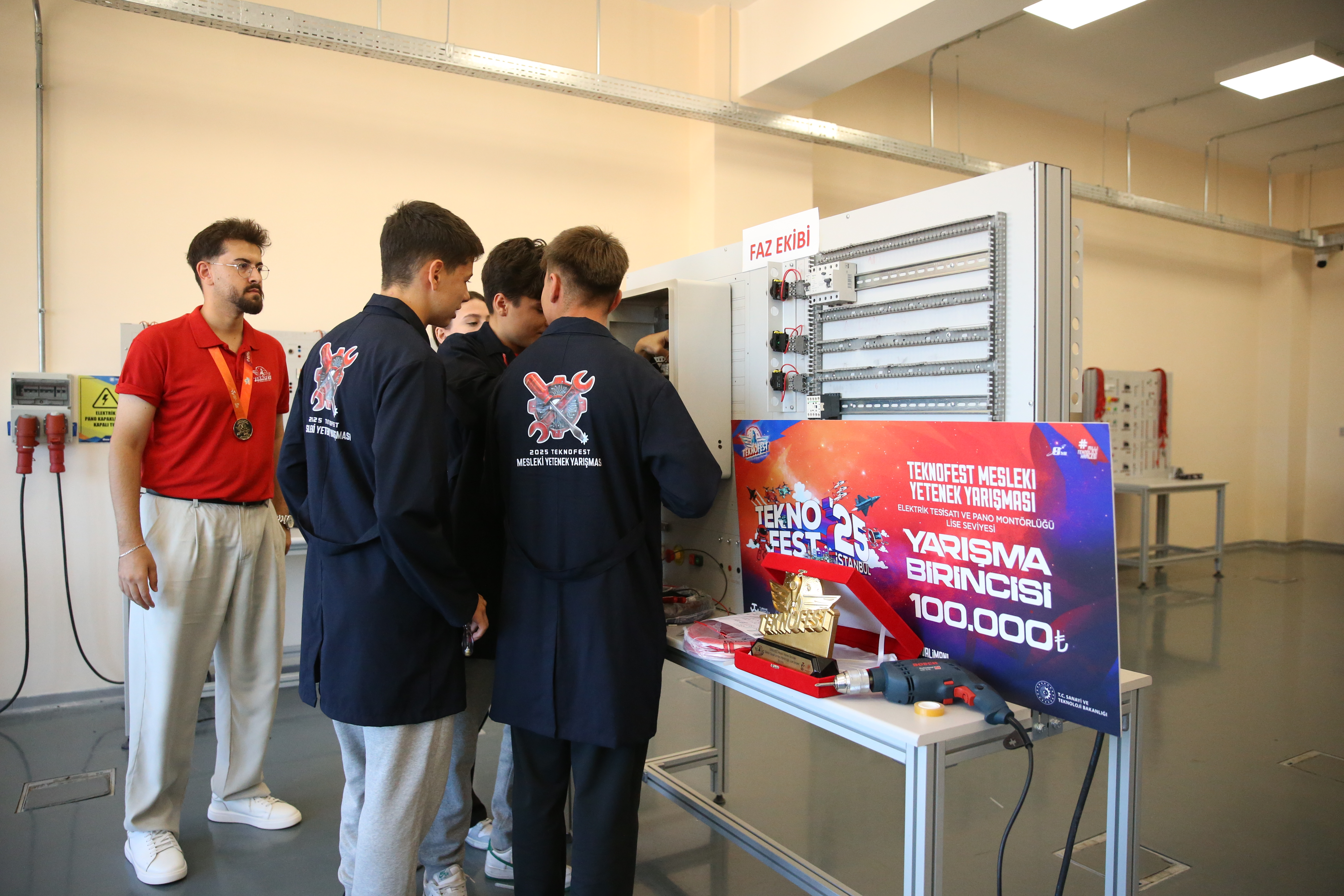AA-20251006-39324302-39324299-TEKNOFEST_2025_BIRINCISI_MESLEK_LISELILER_YENI_BASARILAR_PESINDE