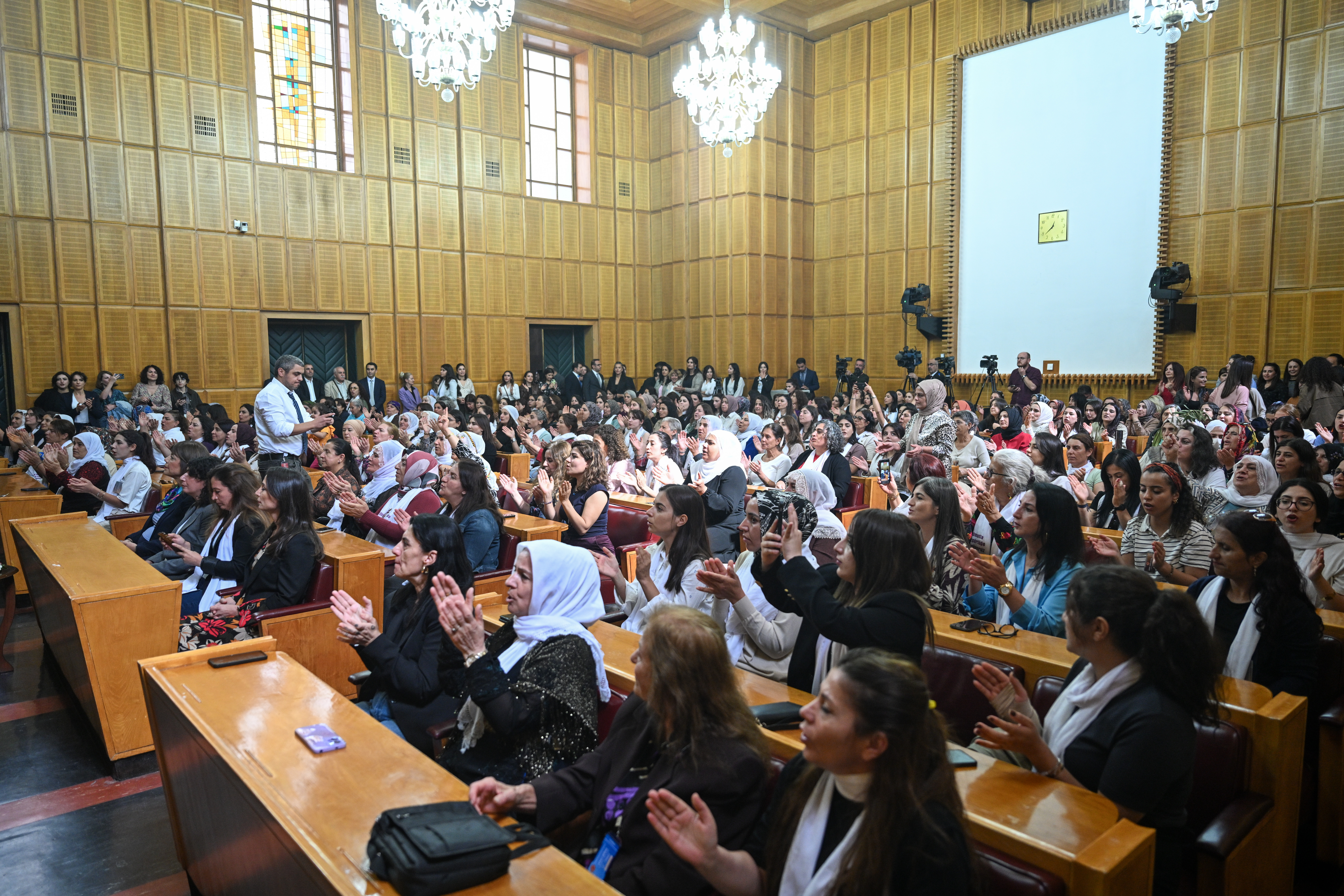 AA-20251007-39337140-39337131-HATIMOGULLARI_DEM_PARTI_TBMM_GRUP_TOPLANTISINDA_KONUSTU