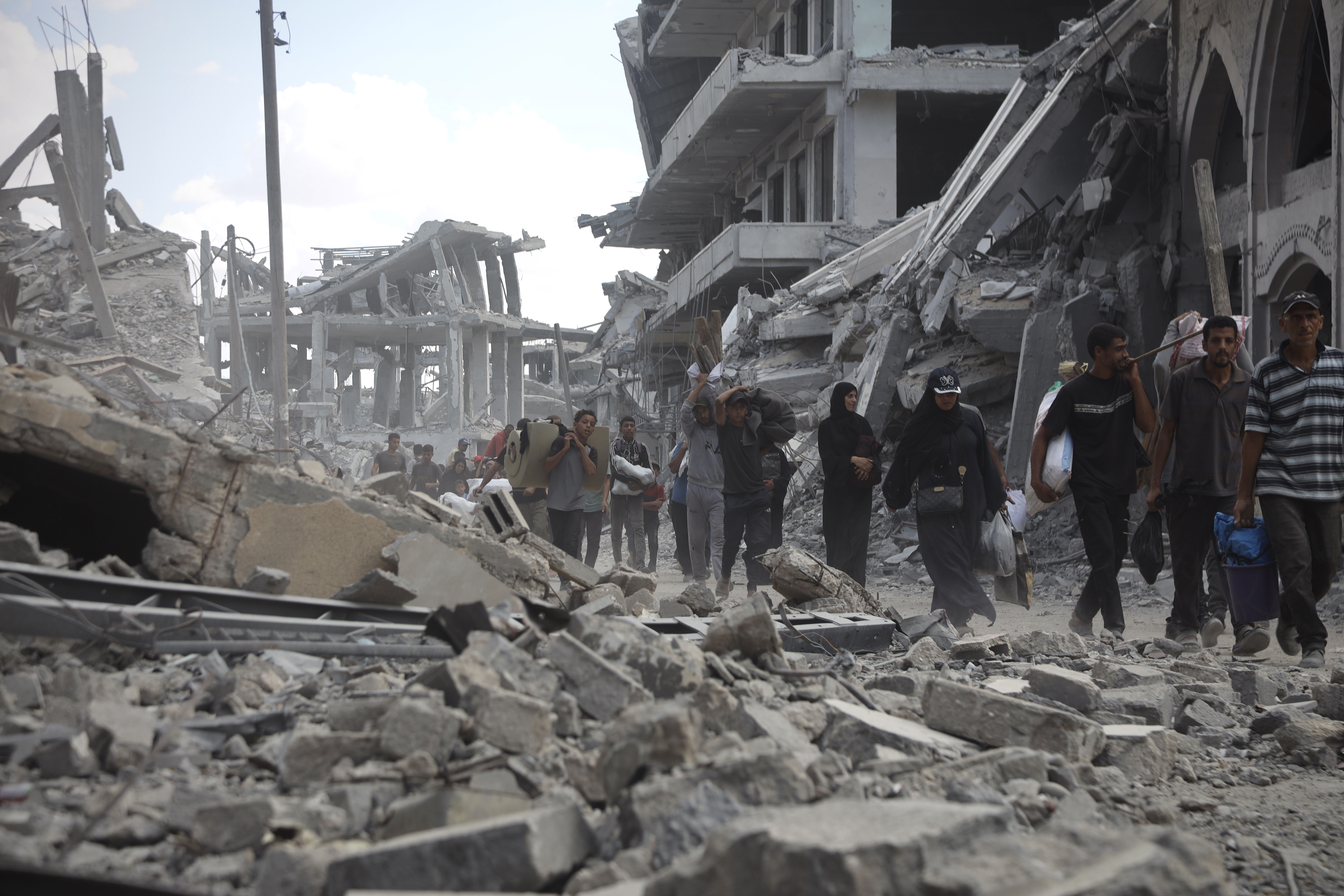 AA-20251010-39366839-39366808-GAZZDE_ATESKESIN_YURURLUGE_GIRMESIYLE_BIRLIKTE_FILISTINLILER_EVLERINE_DONMEYE_BASLADI