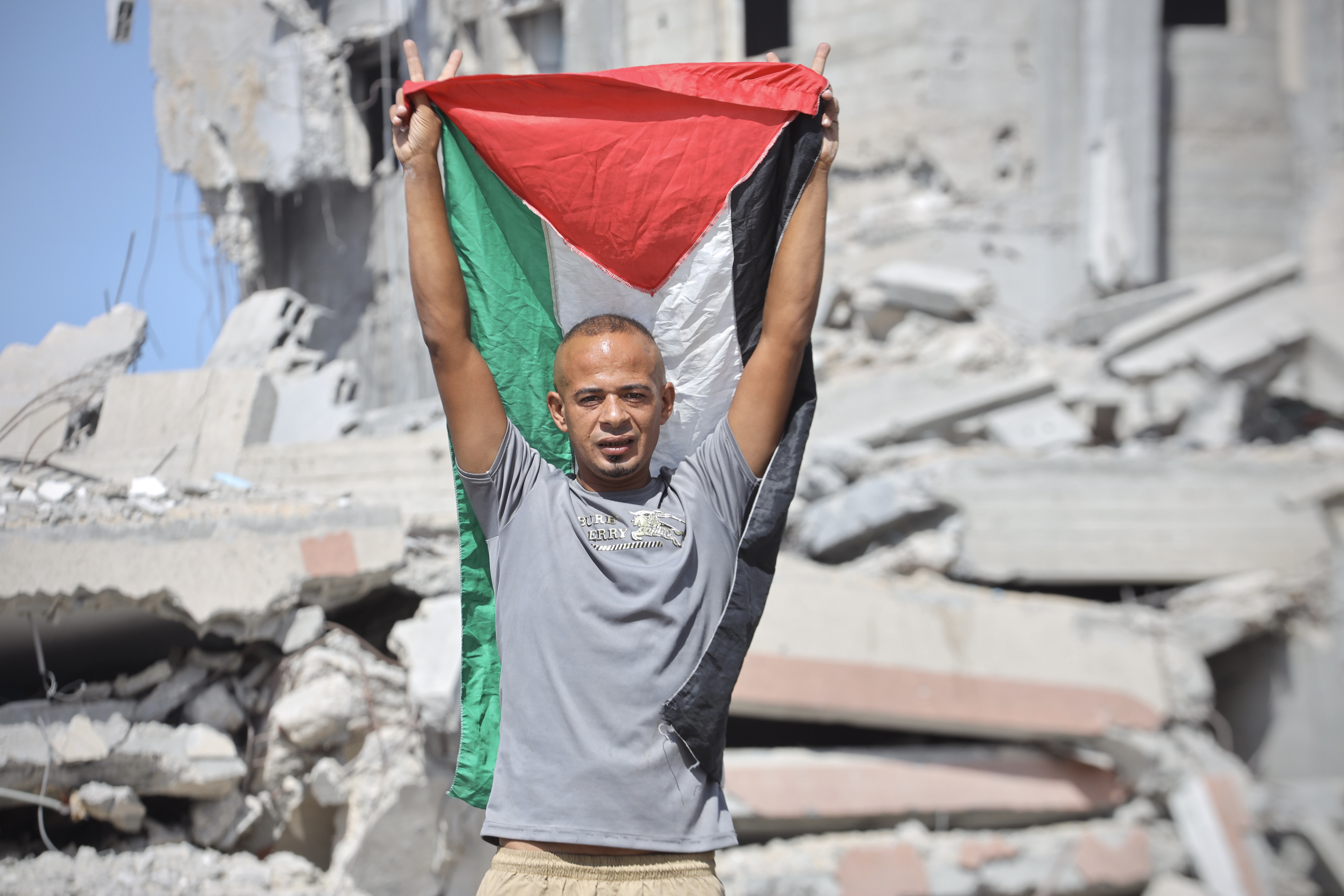 AA-20251010-39366839-39366819-GAZZDE_ATESKESIN_YURURLUGE_GIRMESIYLE_BIRLIKTE_FILISTINLILER_EVLERINE_DONMEYE_BASLADI