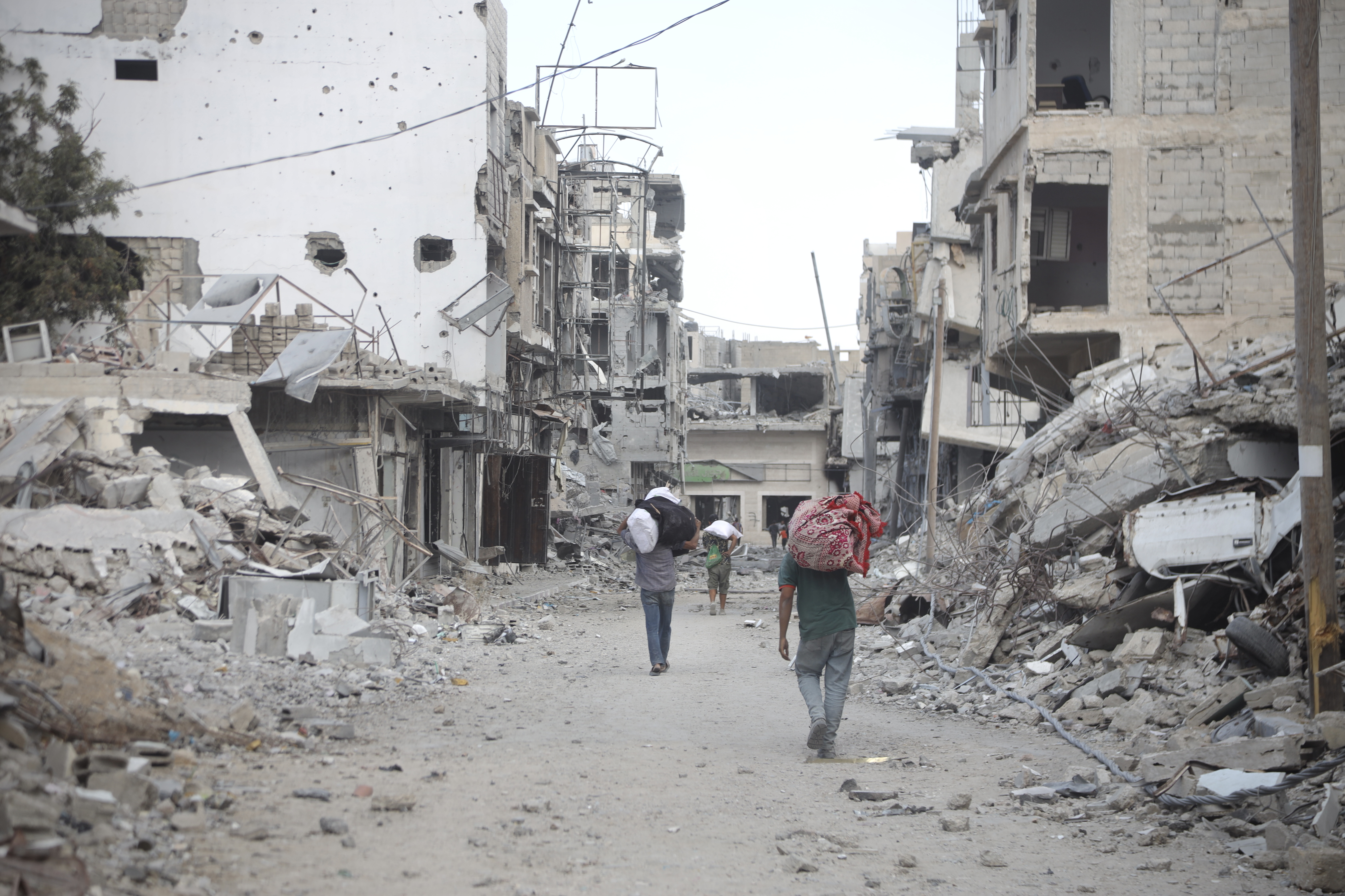 AA-20251010-39366839-39366830-GAZZDE_ATESKESIN_YURURLUGE_GIRMESIYLE_BIRLIKTE_FILISTINLILER_EVLERINE_DONMEYE_BASLADI