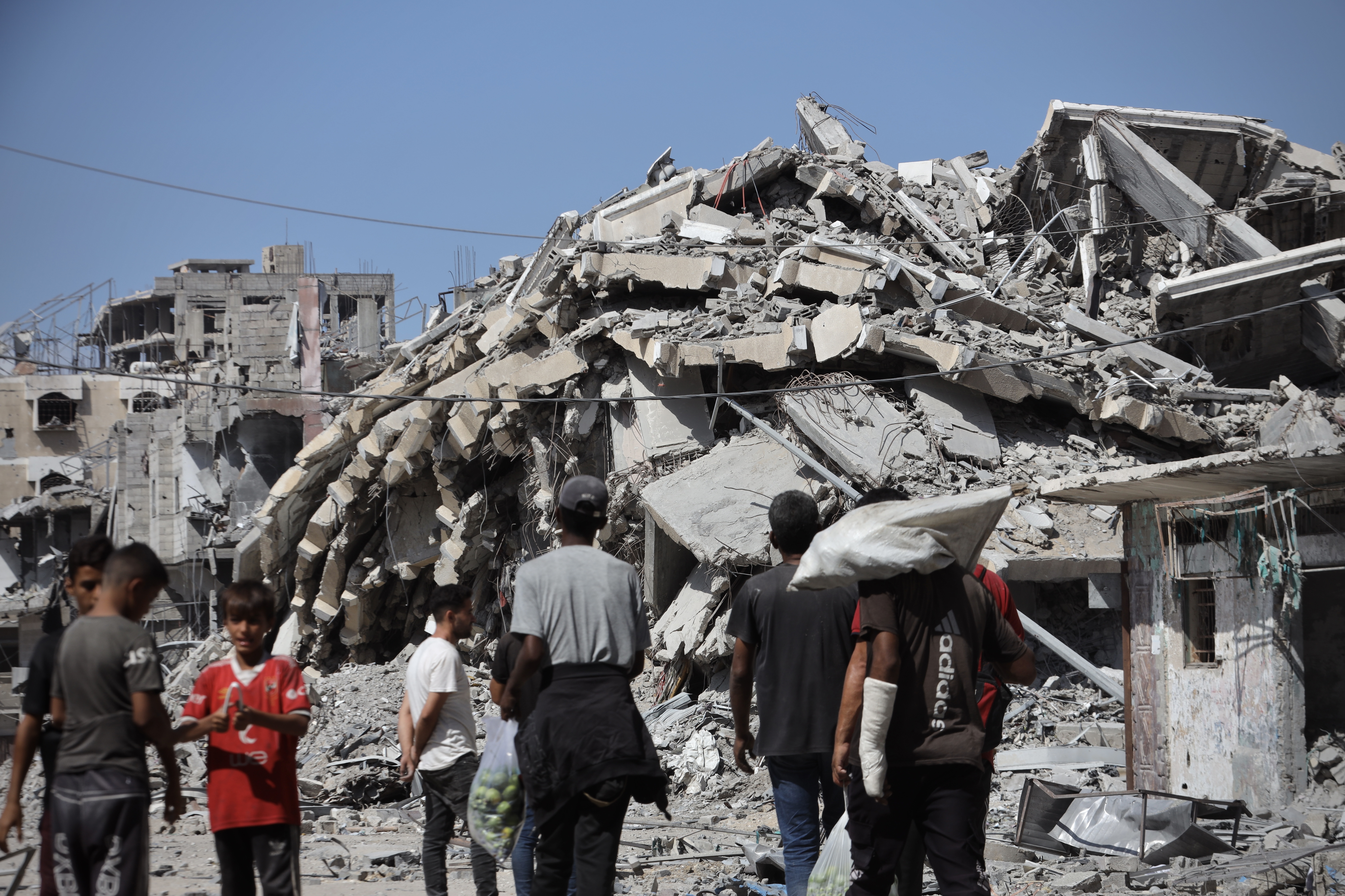 AA-20251010-39366839-39366832-GAZZDE_ATESKESIN_YURURLUGE_GIRMESIYLE_BIRLIKTE_FILISTINLILER_EVLERINE_DONMEYE_BASLADI