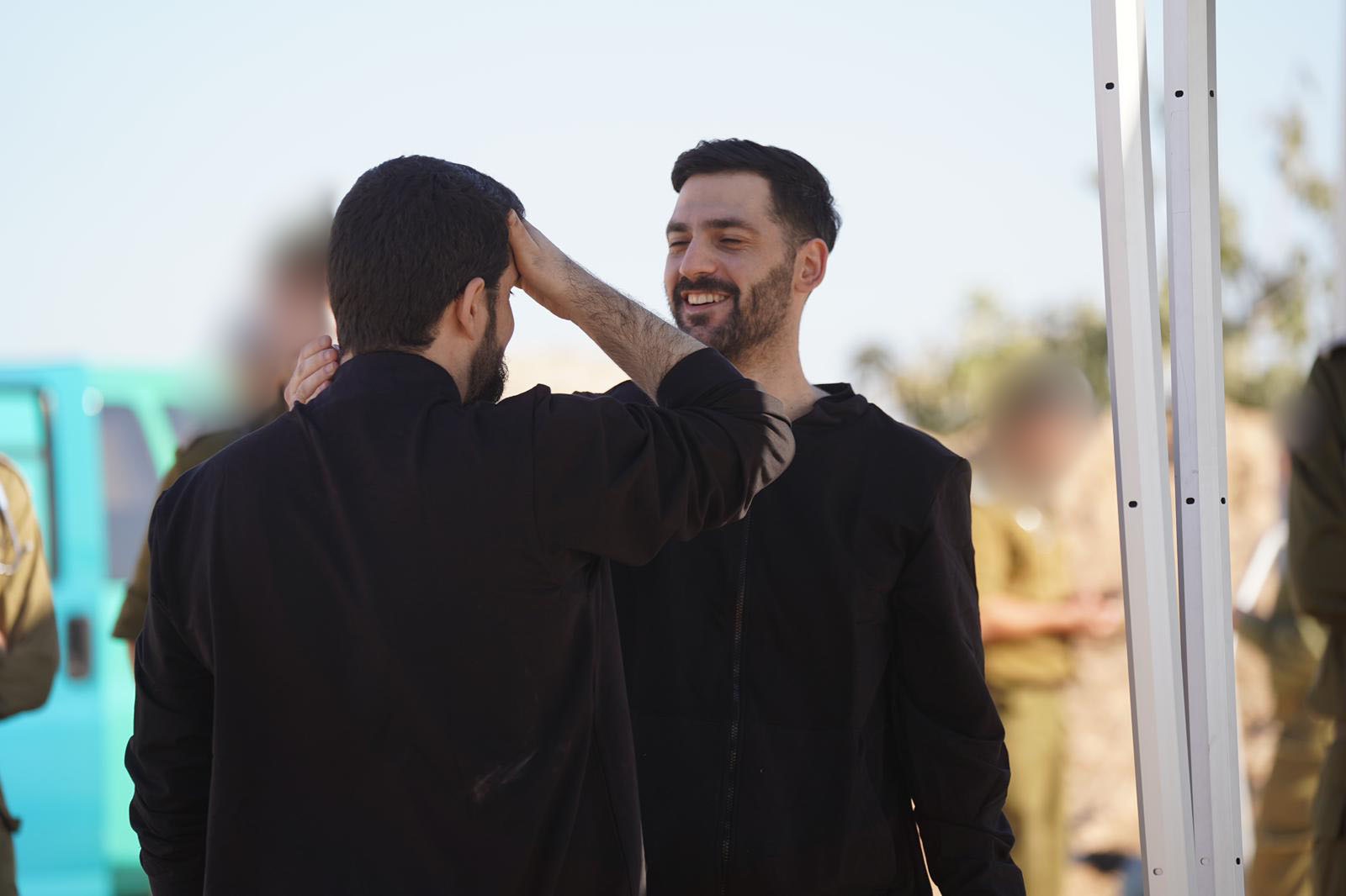 AA-20251013-39397711-39397708-HAMAS_GAZZEDEKI_ISRAILLI_ESIRLERI_TESLIM_ETTI