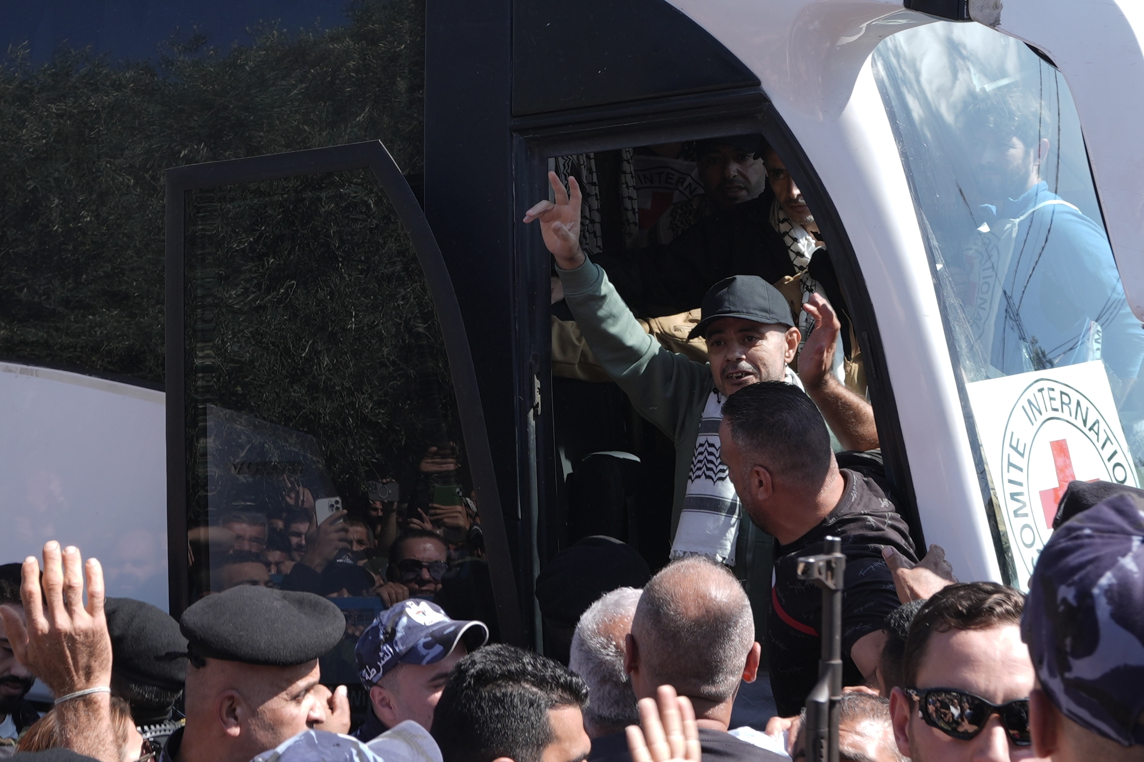 AA-20251013-39399655-39399642-ISRAILIN_SERBEST_BIRAKTIGI_FILISTINLI_ESIRLERIN_BIR_KISMI_RAMALLAHA_ULASTI