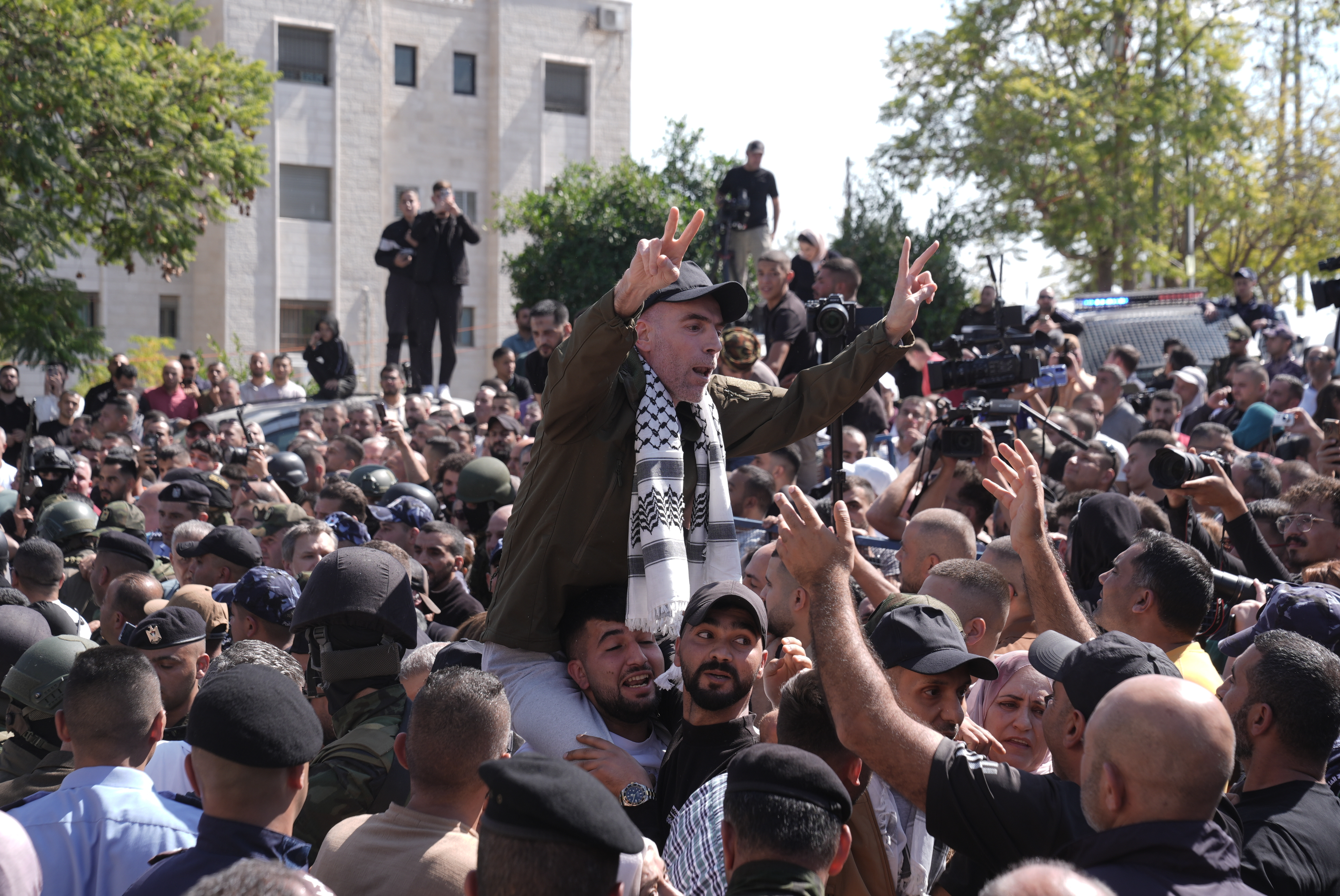 AA-20251013-39399655-39399653-ISRAILIN_SERBEST_BIRAKTIGI_FILISTINLI_ESIRLERIN_BIR_KISMI_RAMALLAHA_ULASTI