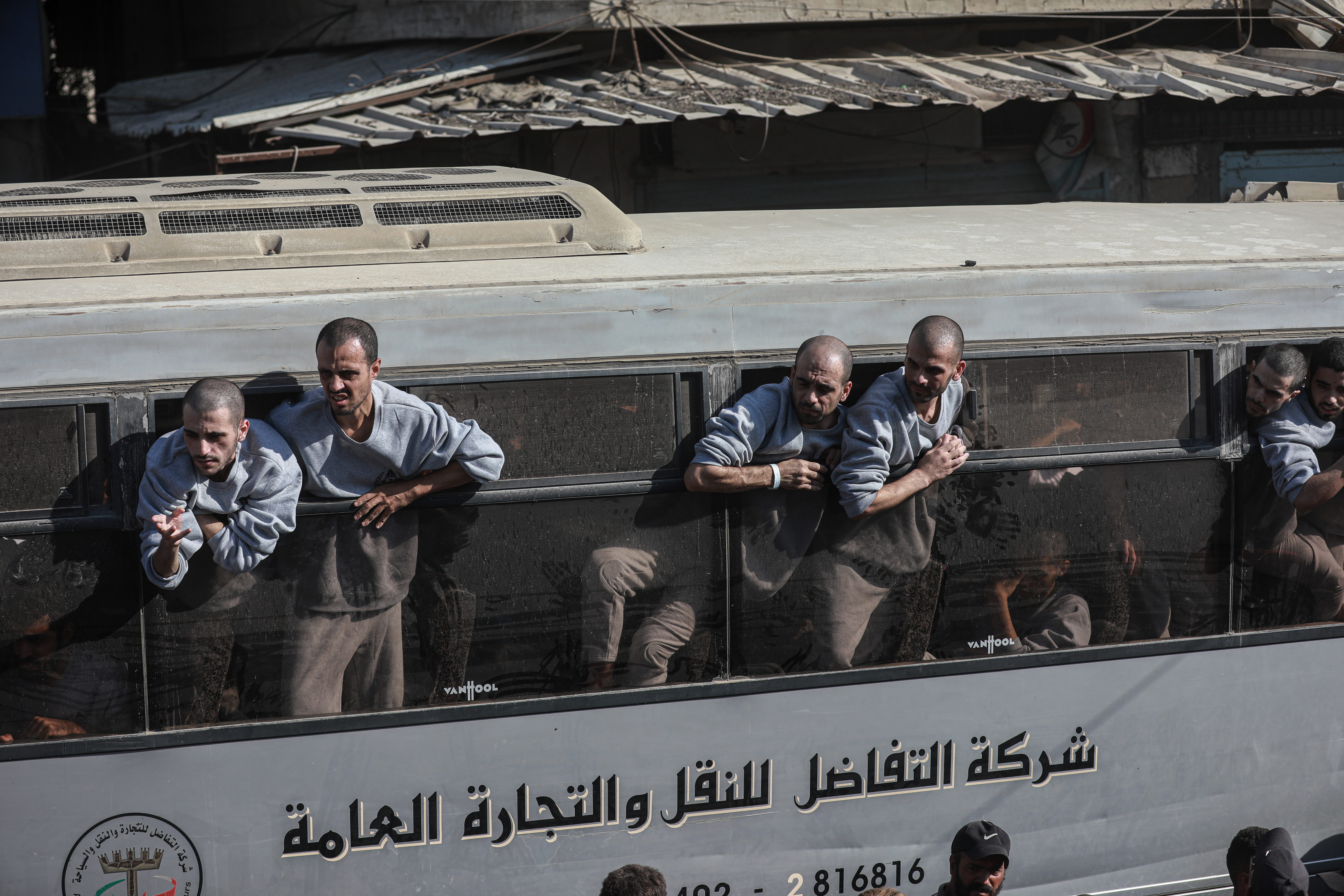 AA-20251013-39403893-39403869-ISRAILIN_SERBEST_BIRAKTIGI_FILISTINLI_ESIRLERIN_BIR_KISMI_GAZZEYE_ULASTI