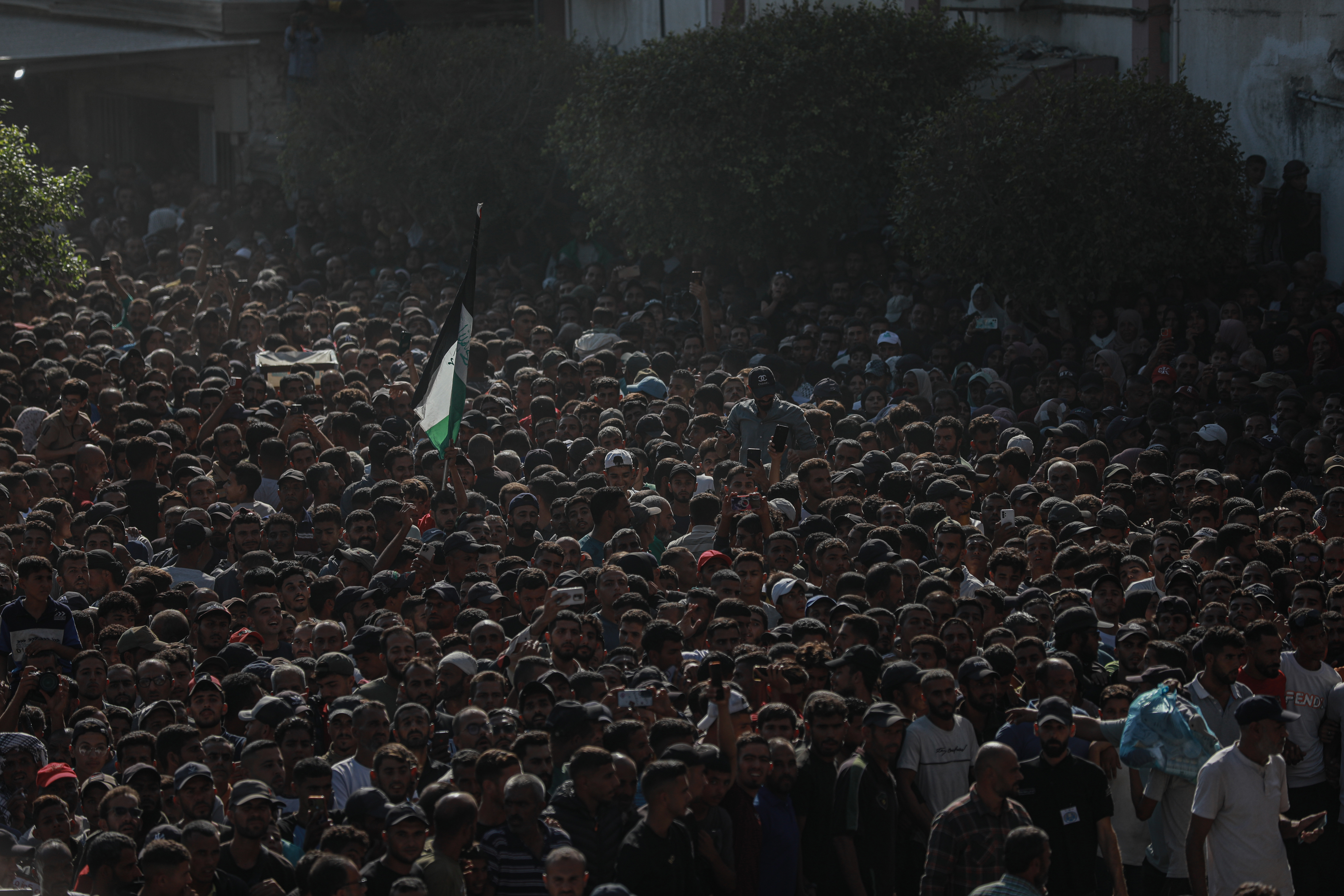 AA-20251013-39403893-39403871-ISRAILIN_SERBEST_BIRAKTIGI_FILISTINLI_ESIRLERIN_BIR_KISMI_GAZZEYE_ULASTI